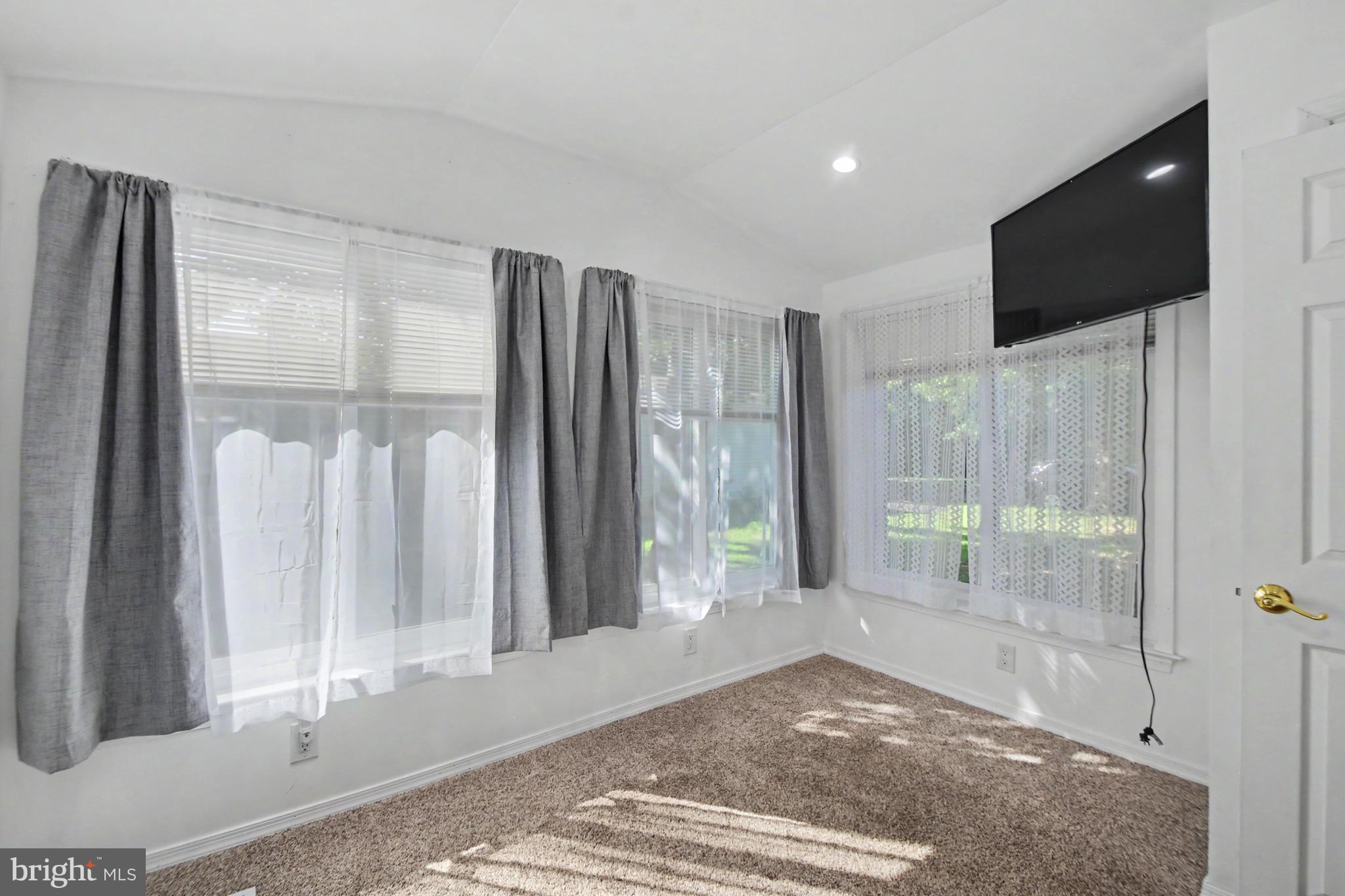 QUIET ACRES - Residential