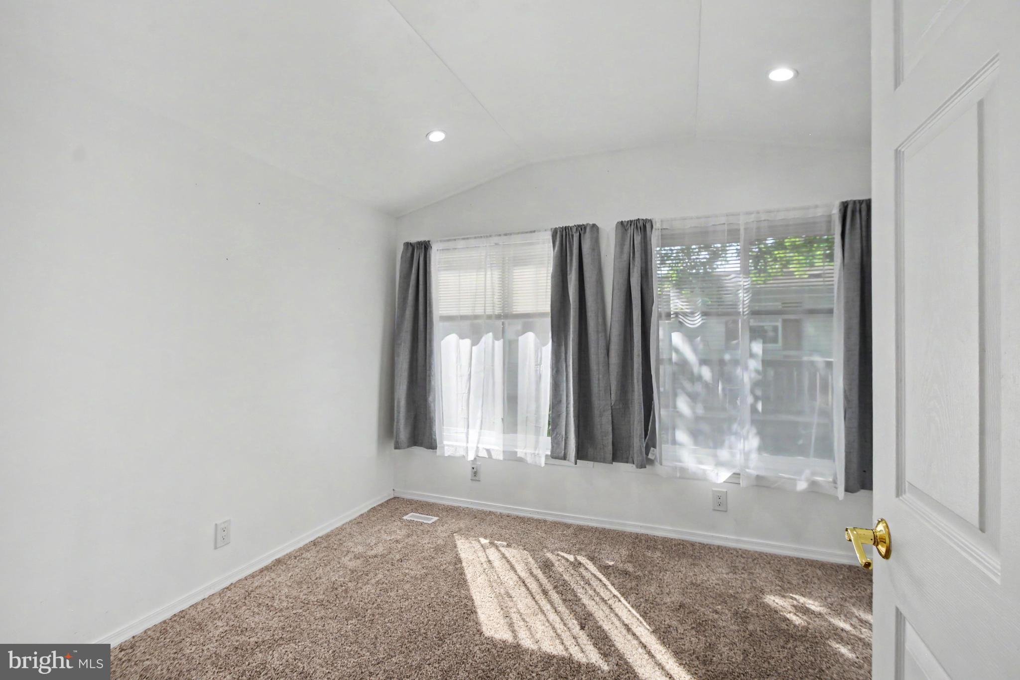 QUIET ACRES - Residential