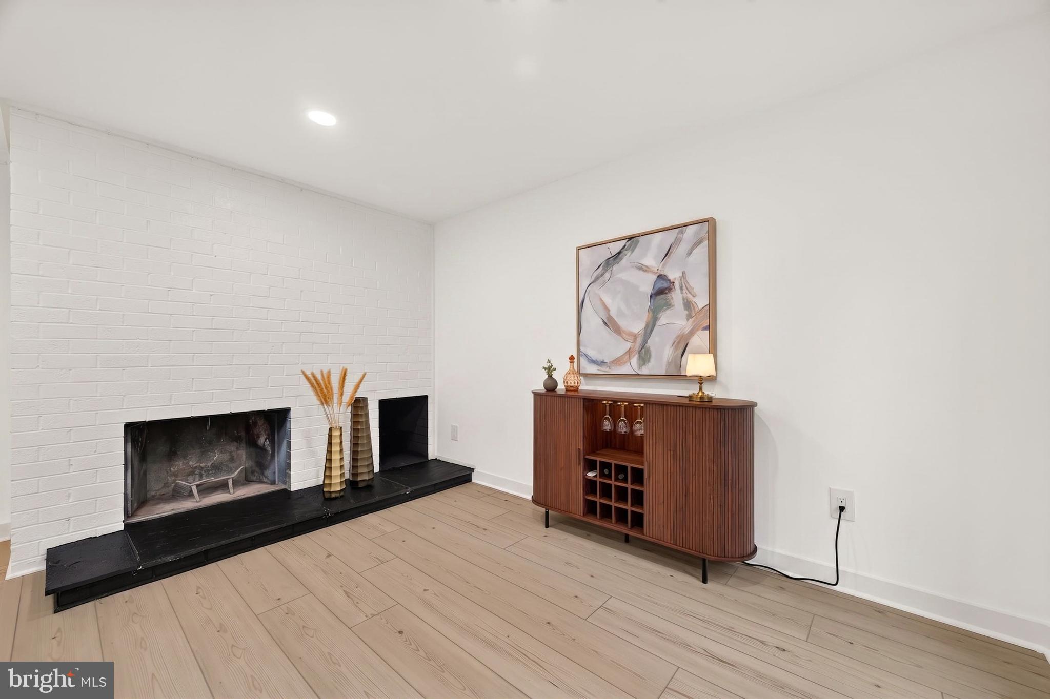 TYSONS COURT - Residential