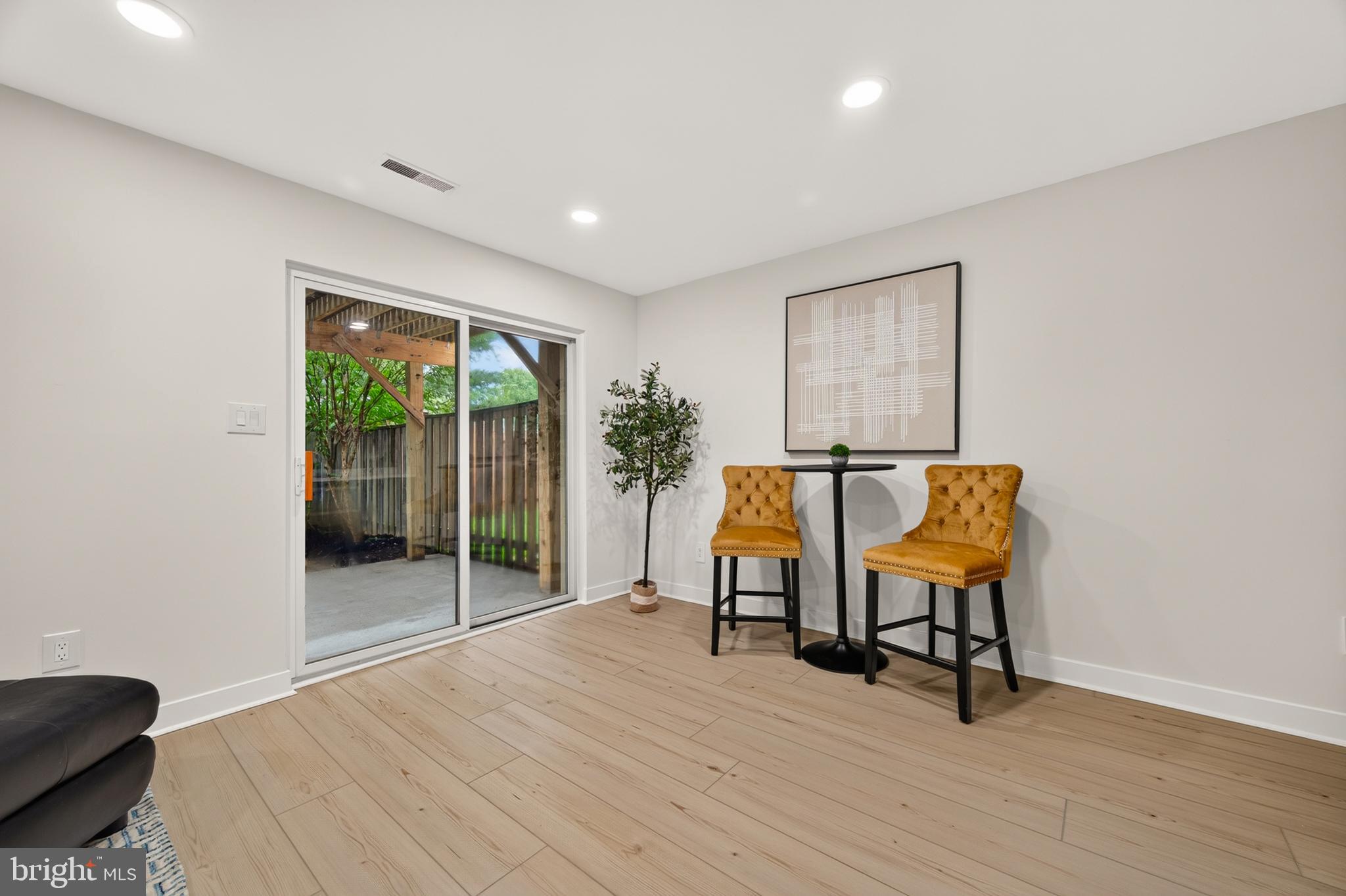 TYSONS COURT - Residential