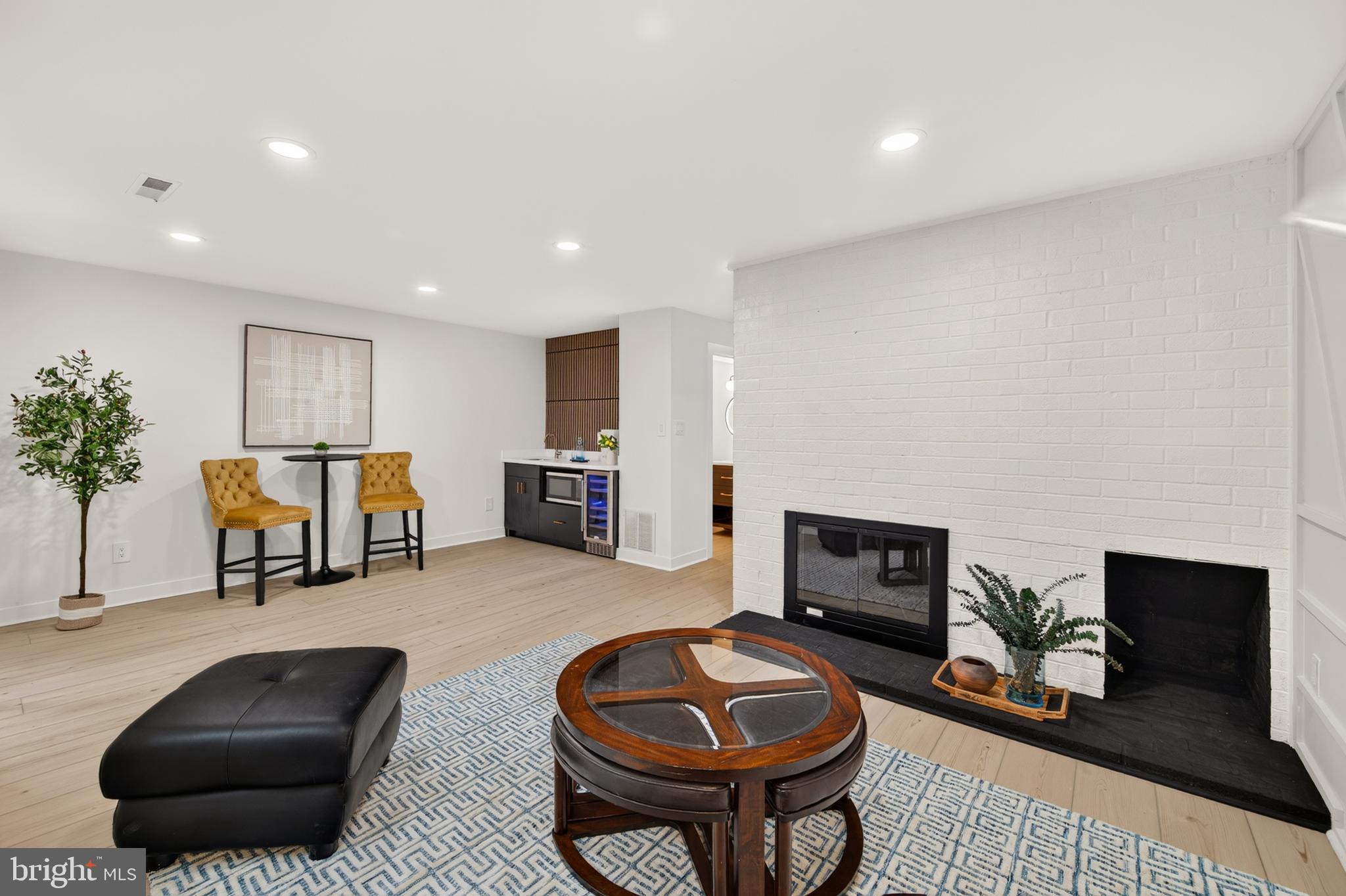 TYSONS COURT - Residential