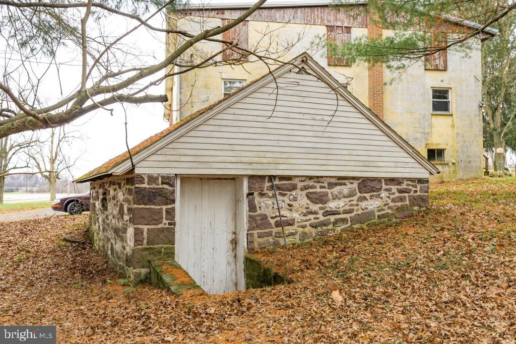 BRECKNOCK TOWNSHIP - Farm