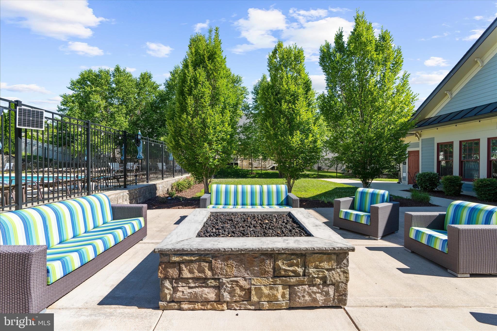 PONDVIEW - Residential