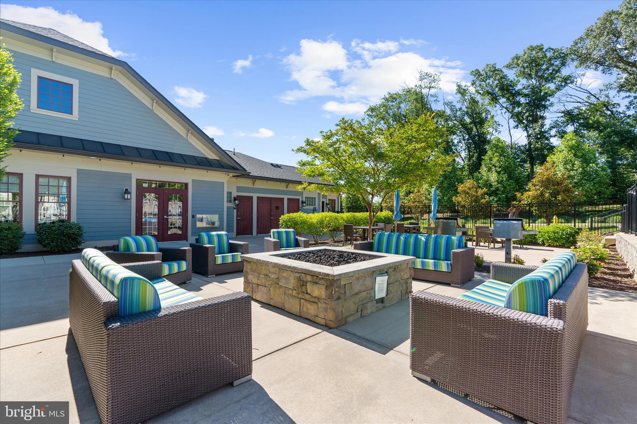 PONDVIEW - Residential
