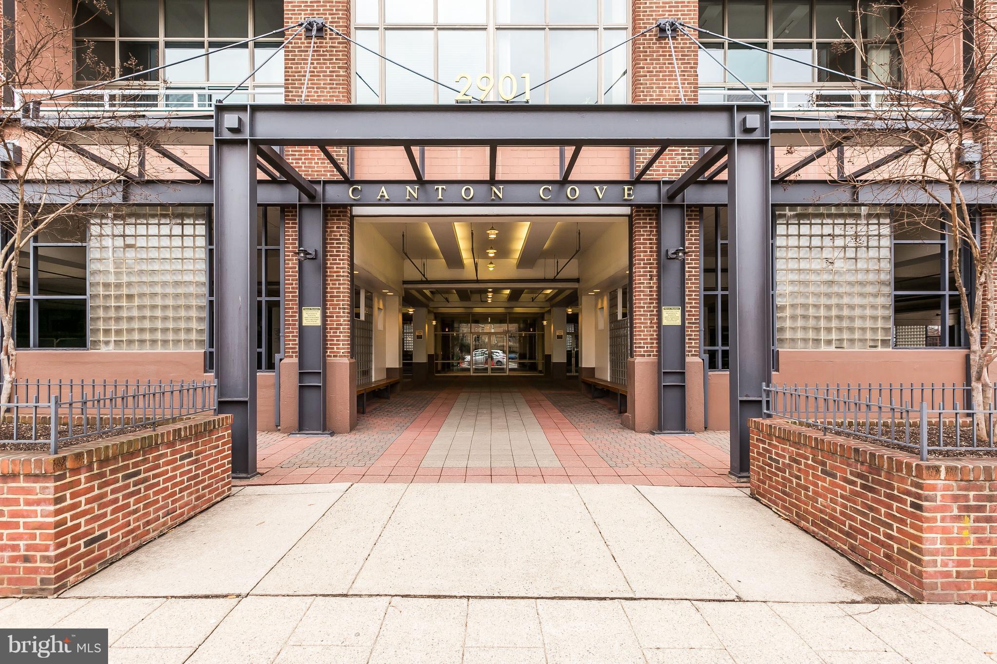 Stunning bi-level residence that boasts 2,881 sq ft & features:inviting entry,dramatic LR/DR w/wall of windows,17  ceilings,eco-burn fpl,gourmet kit w/eating area,sep DR,main level en-suite BR/BA,Powder Room, additional 3BRS & full BA on upper level,wd flrs,custom window treatments,abundant closets,balcony w/city &water views,2 pkg spaces,24 hr sec.Located in waterfront bldg at Harbor's edge.