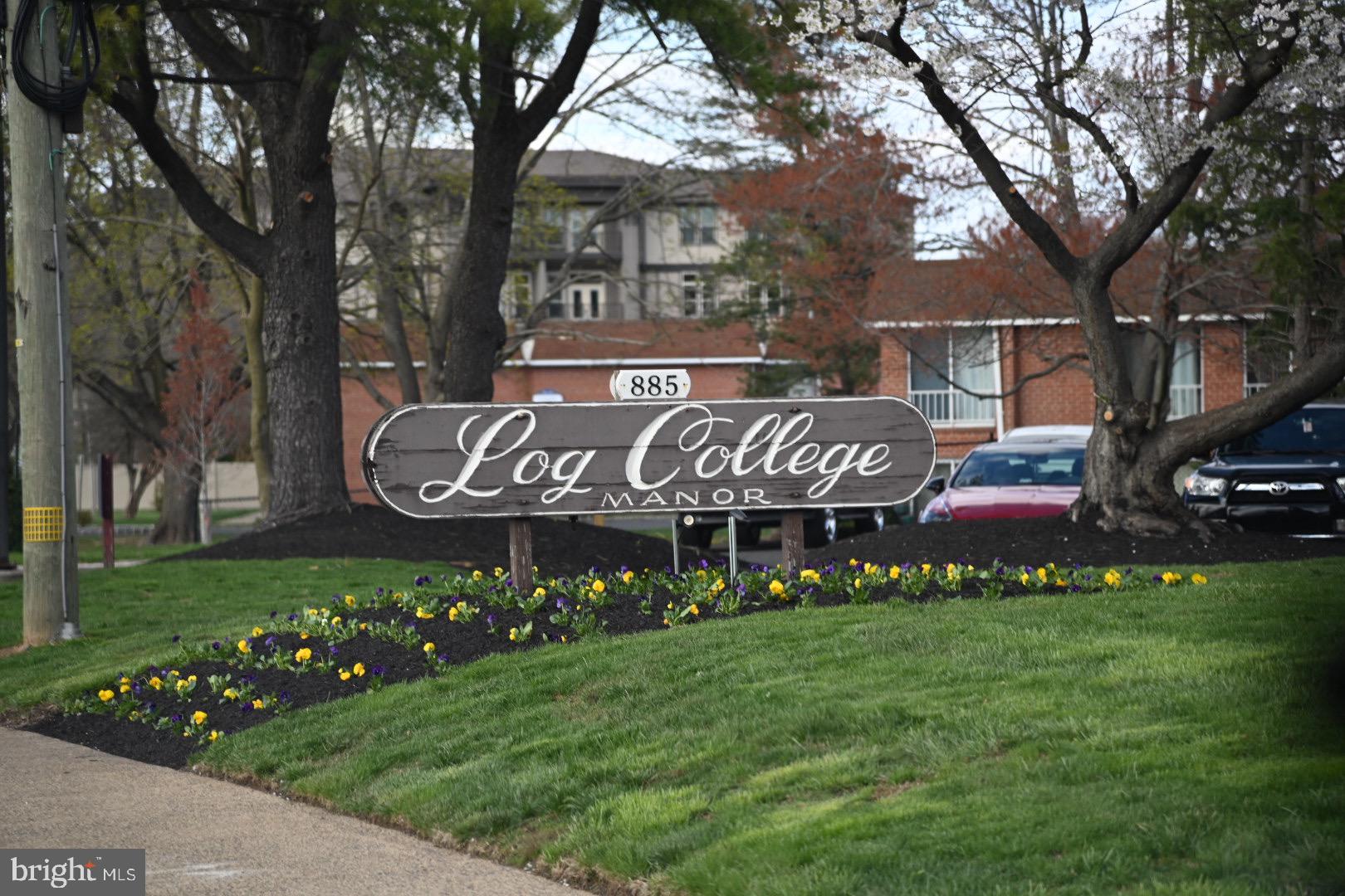 2 bedroom + Den condo  in Log College. This unit is a first floor, courtyard access unit with beautiful views of the Log College landscaping. Walk into a spacious open concept floor plan with newer wall to wall carpet. The kitchen has also been upgraded with new tile flooring and a trendy updated new mosaic tile backsplash and stainless oven/stove. The bathroom has been updated  with new tile, vanity, and tile shower surround for a very modern look. This condo also features an HVAC system (Central AC/Heat) that is only 12 years old. Laundry in unit as well. No pet restrictions for owners.
