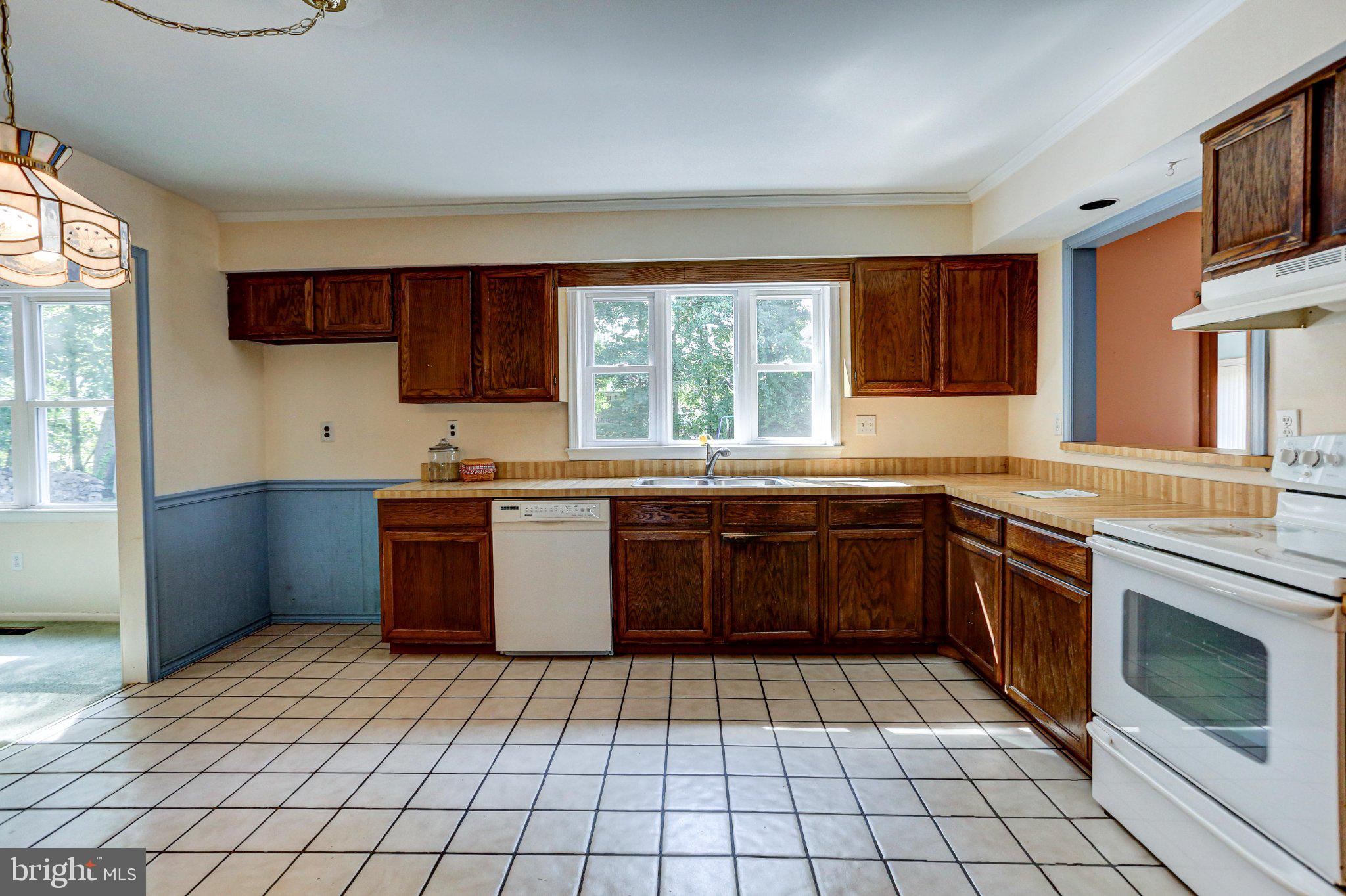 VILLAGE GREENE - Residential