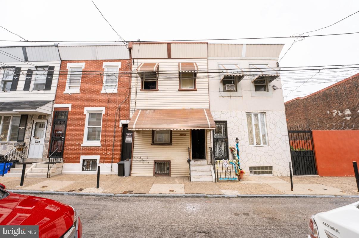 Fixer upper a few blocks away from temple hospital  being sold As-is 
3 beds 1 bath. Easy to show.