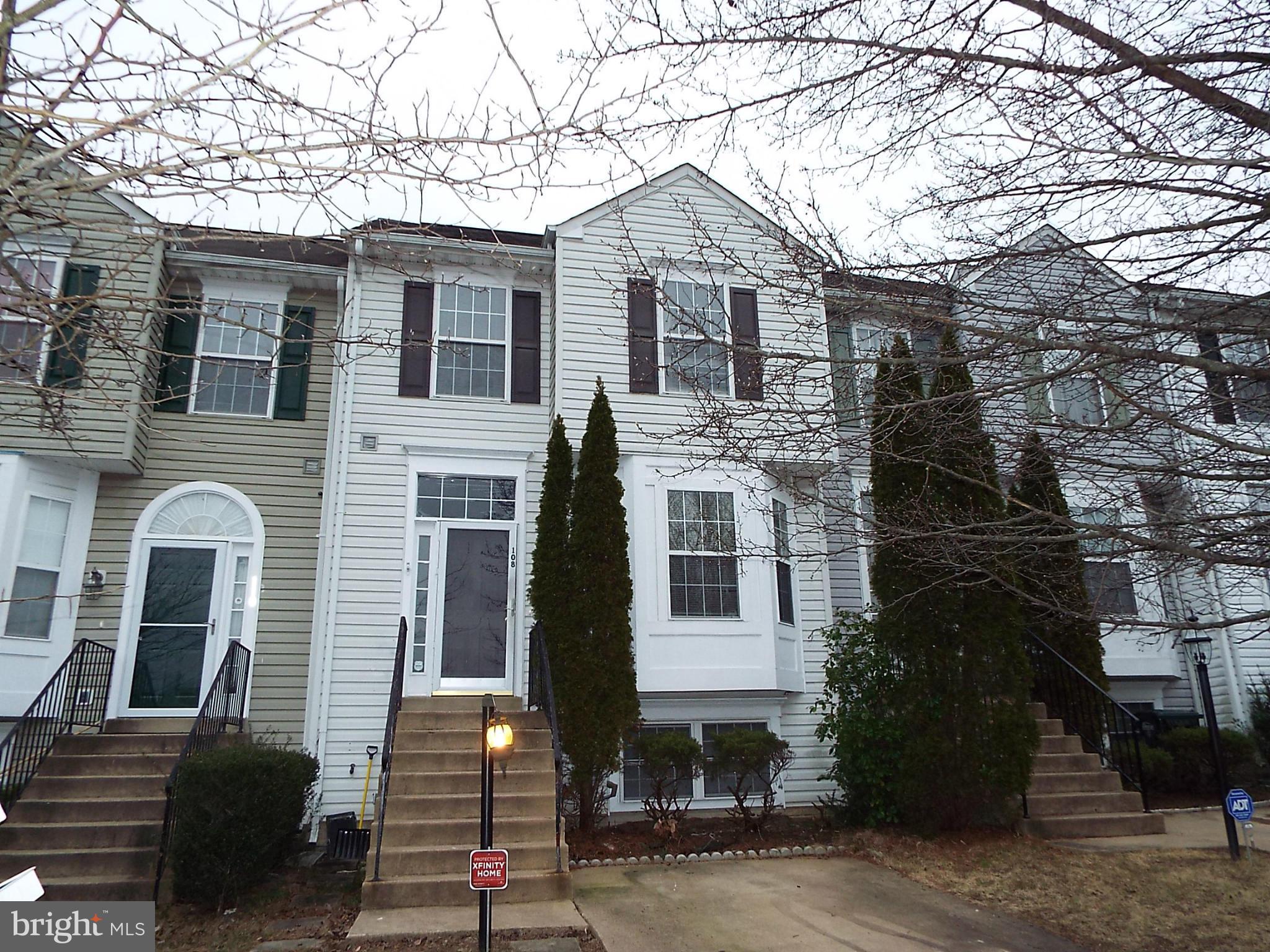 ***OVER 1900 SQ.FT, 4 BEDROOM/TOWNHOUSE IN STONE RIVER, LG KIT, FIN W/O BSMT, 3 LVLS,NEEDS SOME "TLC", REO/BANK PROPERTY, BUT AT THIS PRICE, IT'S A NO BRAINER!!!***