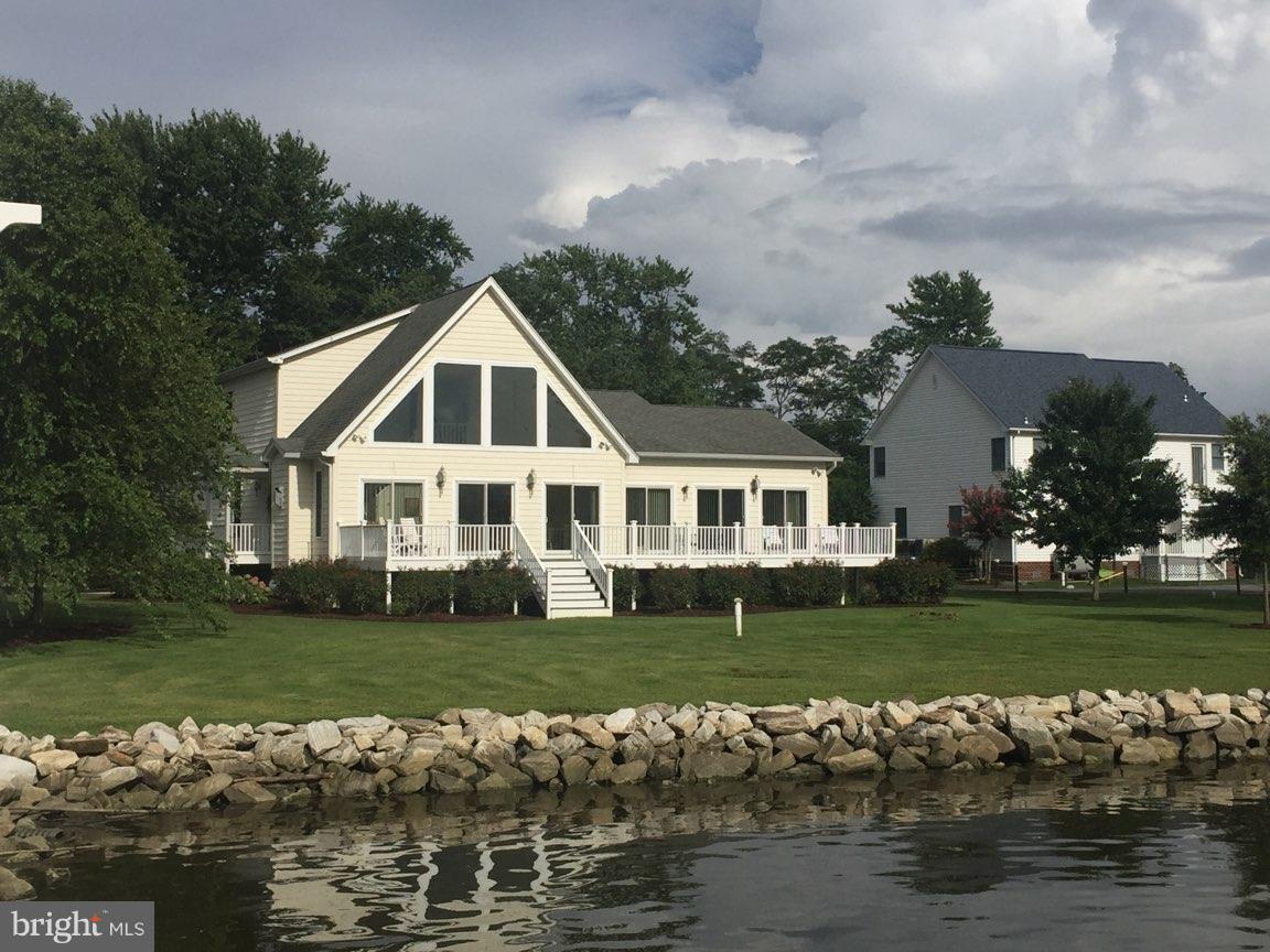 WELCOME HOME TO THIS DREAM HOME ON THE WATER...BEAUTIFULLY BUILT CUSTOM HOME ONLY 9 YEARS OLD....1ST FLOOR MASTER, HARDWOOD AND TILE FLOORS ,GRANITE KITCHEN COUNTERS,CASABLANCA LIGHTS / FANS, 4TH B/R OR OFFICE/DEN.., BEAUTIFUL SUNRISES , SUNSETS AND OUTSTANDING WATER VIEWS ...MANY UPGRADES A  GREAT PLACE TO COME HOME TO!