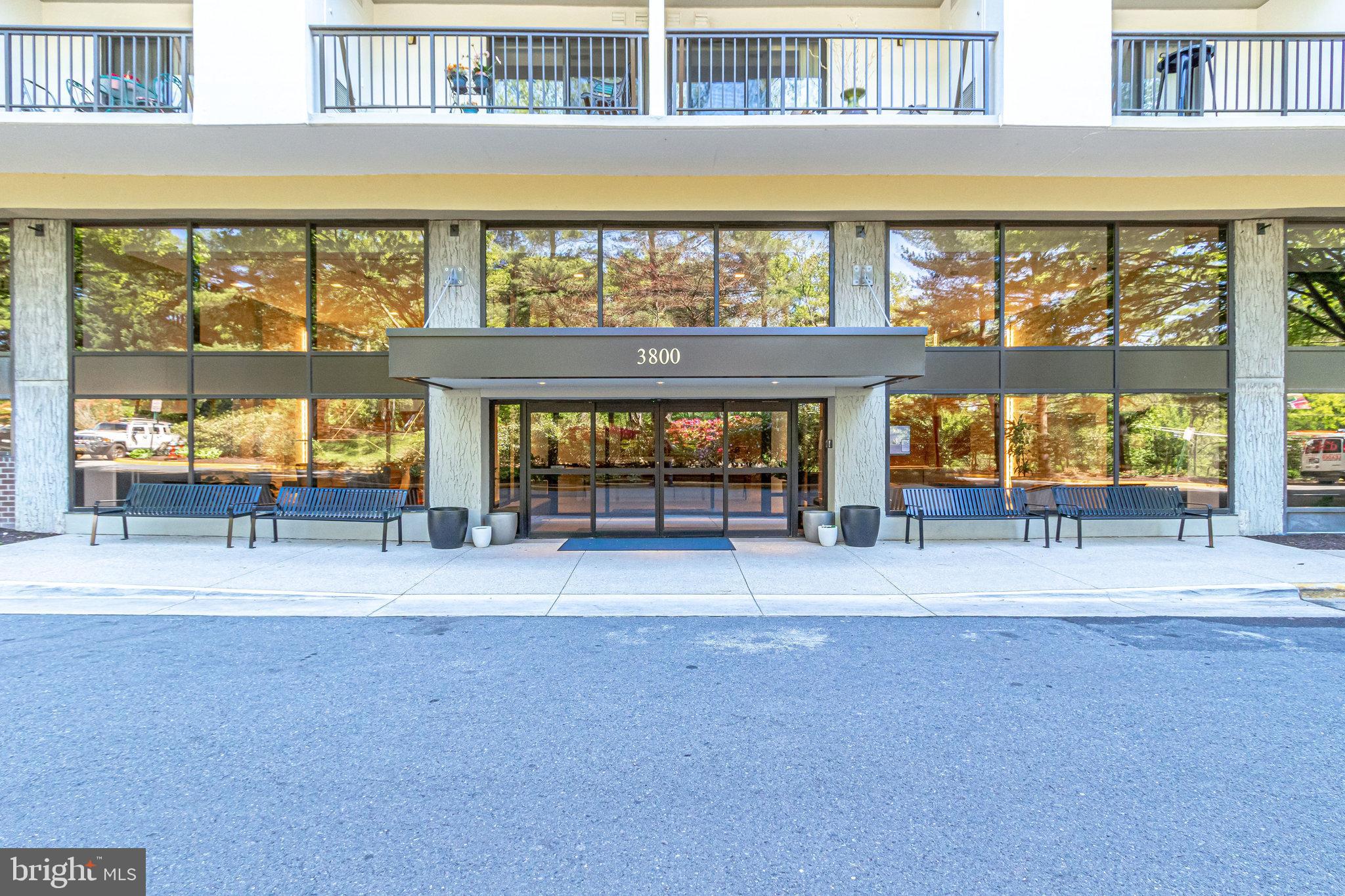 LAKESIDE PLAZA - Residential Lease