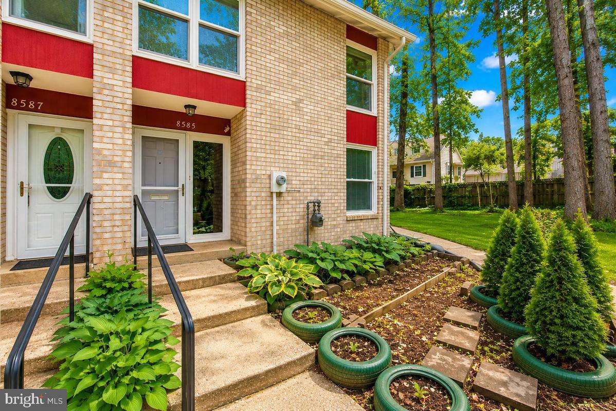 Spacious 3BR/3BR condo offering over 1500 sq ft of comfortable living in the desirable Four Seasons community. Bright and open floor plan with generous room sizes, functional kitchen layout, and private outdoor space. Conveniently located near major commuter routes, shopping, dining, and public transportation. Community is FHA approved! SOLD AS-IS.