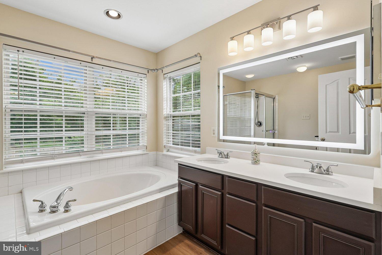 SCARLET OAKS - Residential