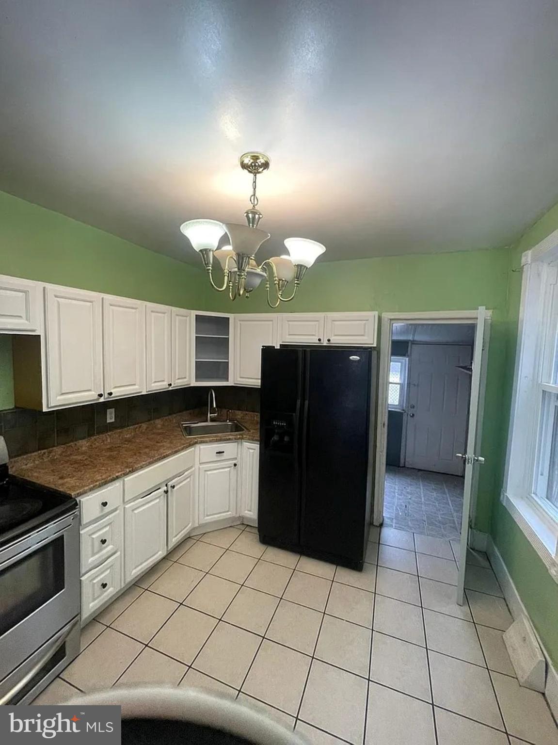 This well-maintained 3-bedroom, 1.5-bathroom residence offers an excellent opportunity for a turn-key investment or a solid long-term home. The property is currently being rented for $1,290 per month, providing immediate cash flow. A standout feature is the fully finished basement, which offers versatile extra space that can be utilized for a home office, gym, or recreation area. Its functional layout and prime location near local amenities and public transportation make it a highly desirable property.
Don't miss this opportunity!