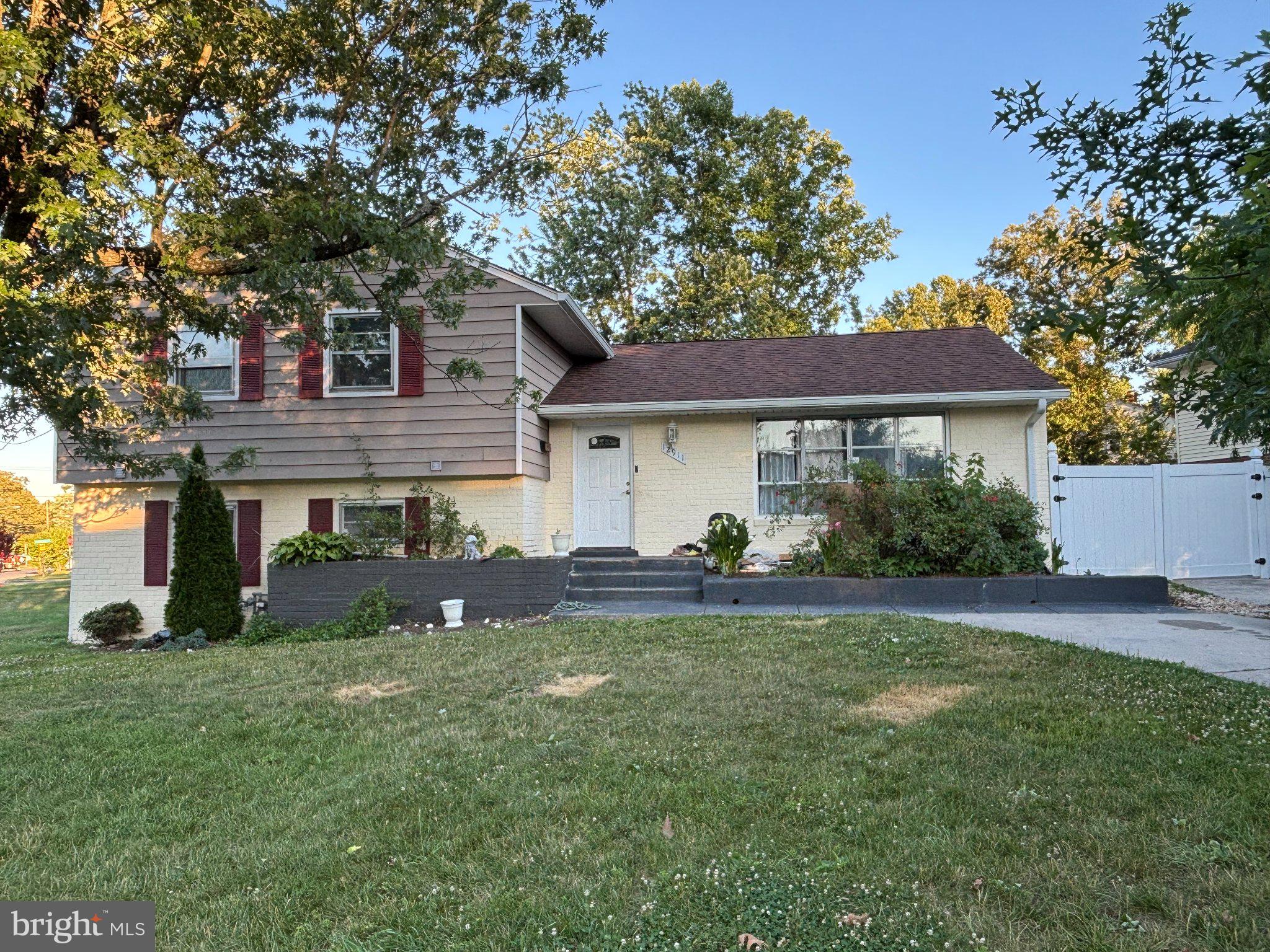 Beautiful home in the desirable Calverton subdivision This property combines classic charm with modern potential, making it an excellent choice for those seeking a comfortable and versatile living environment. Schedule a viewing today to explore the possibilities this home has to offer.