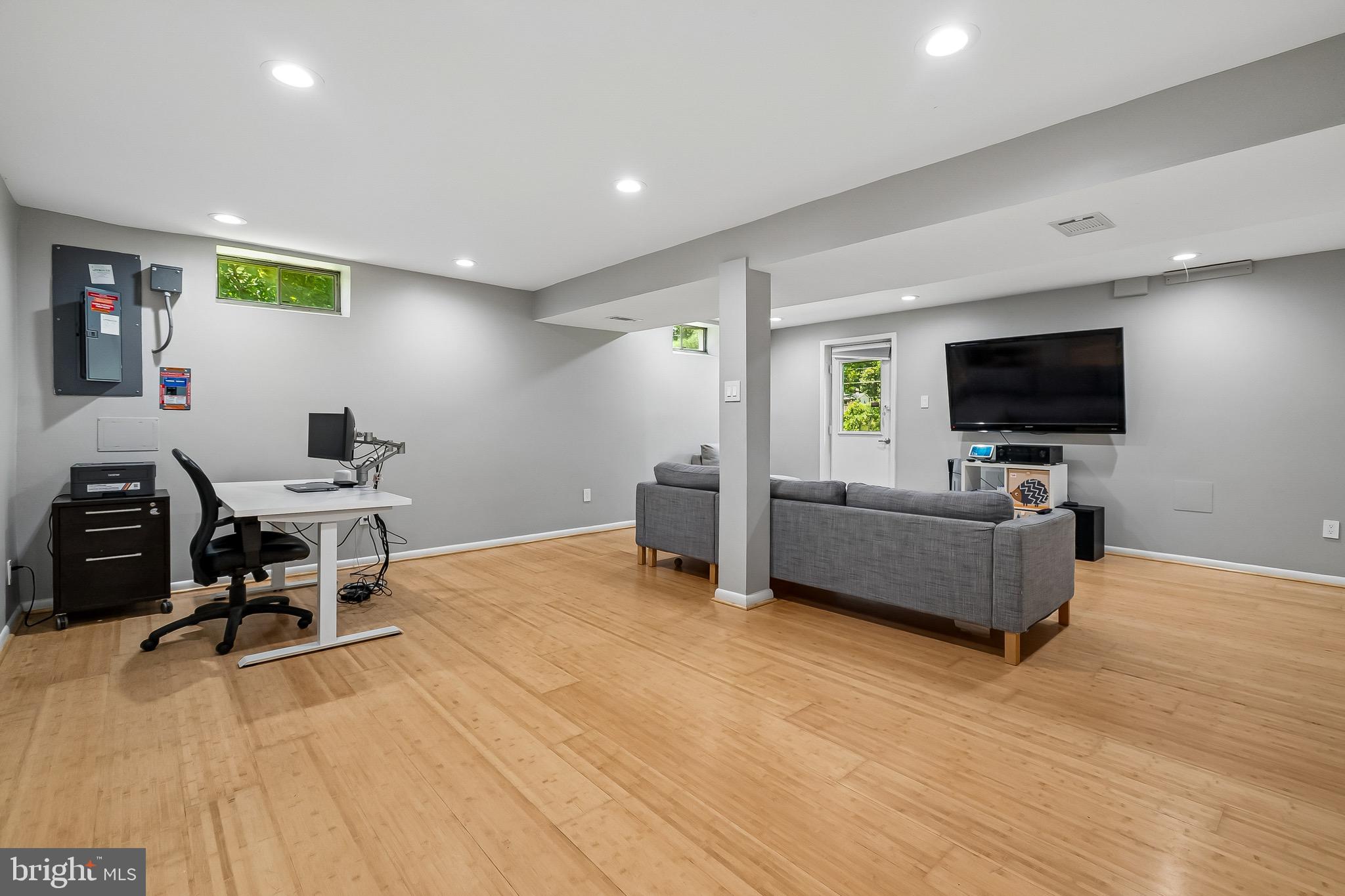 QUINCE ORCHARD MANOR - Residential