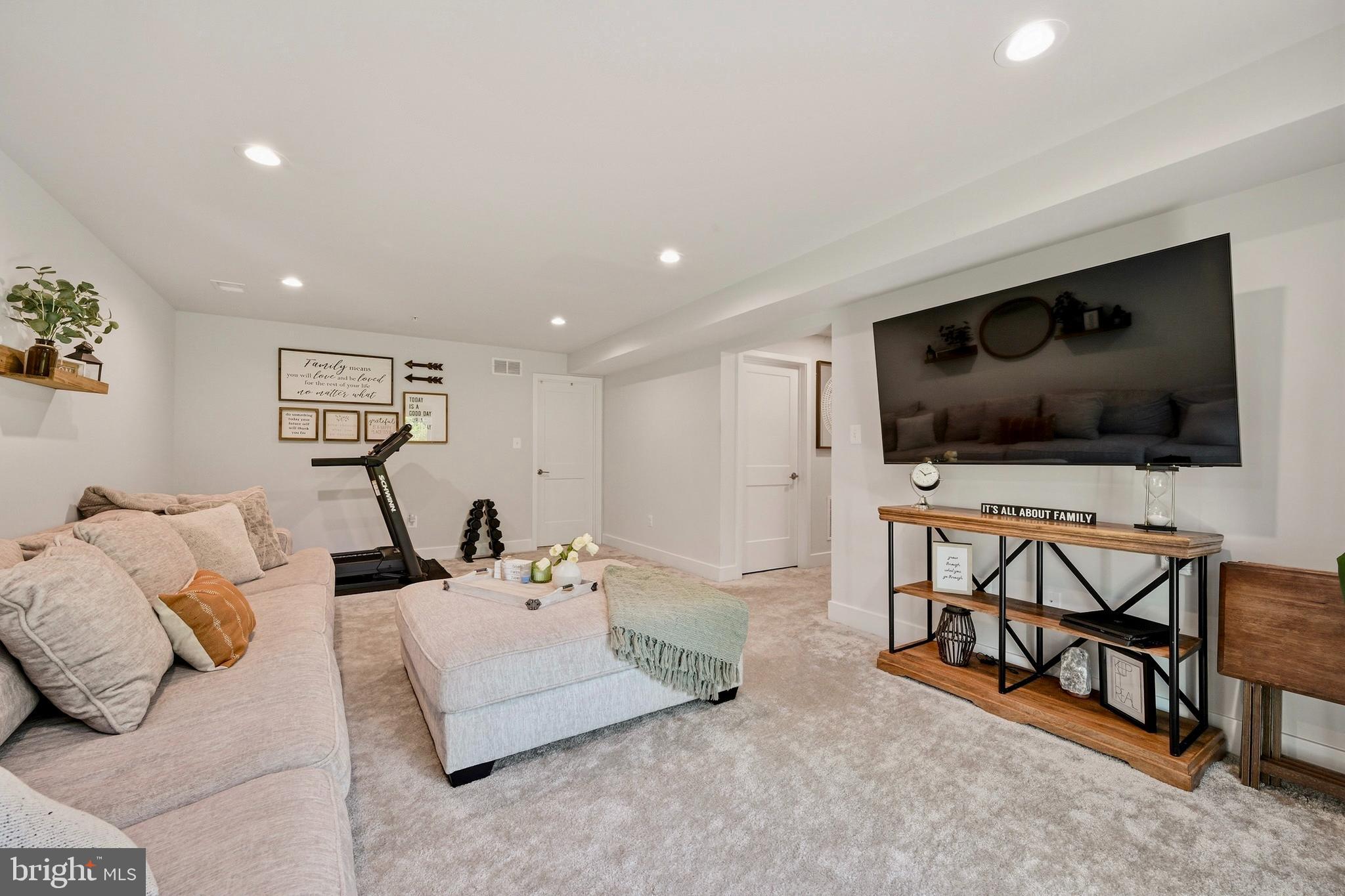 MONTGOMERY KNOLLS - Residential