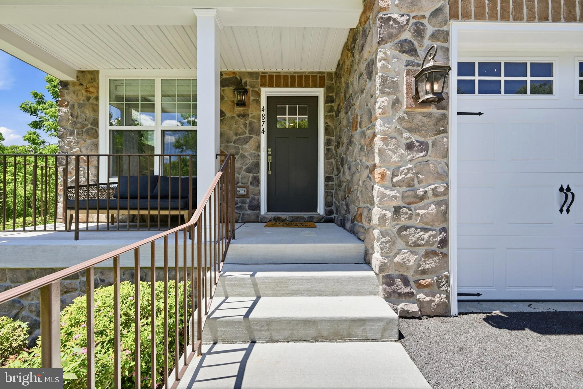MONTGOMERY KNOLLS - Residential
