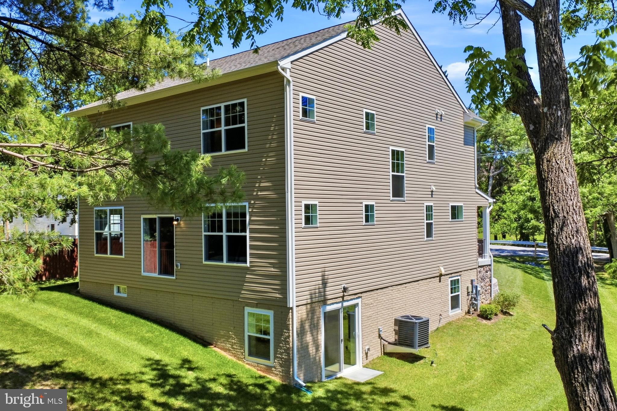 MONTGOMERY KNOLLS - Residential