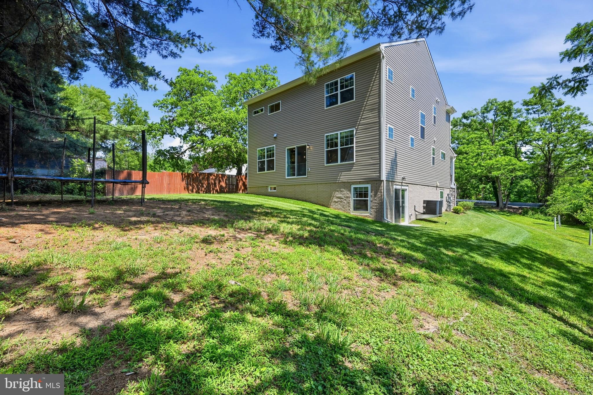 MONTGOMERY KNOLLS - Residential