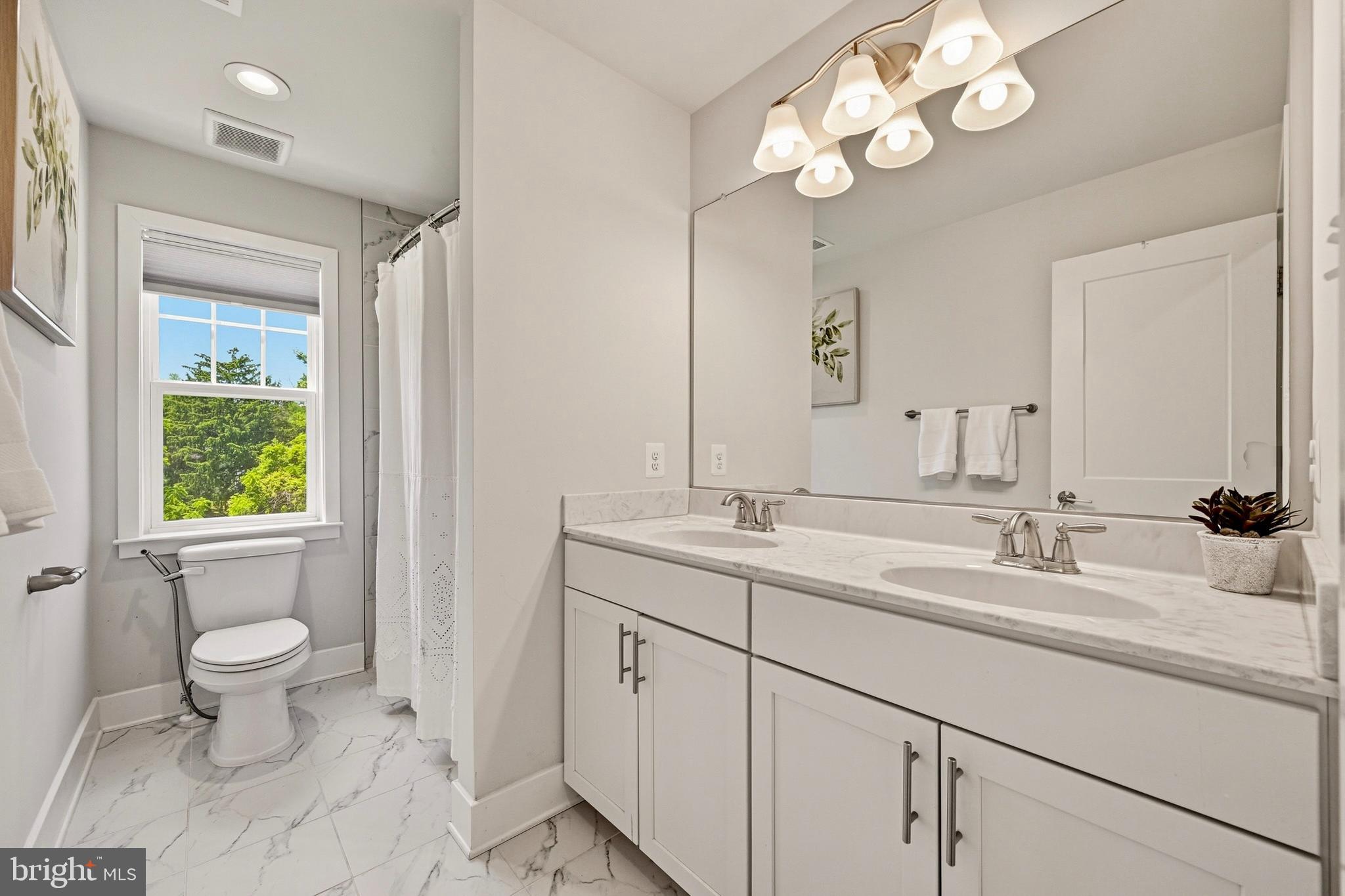 MONTGOMERY KNOLLS - Residential