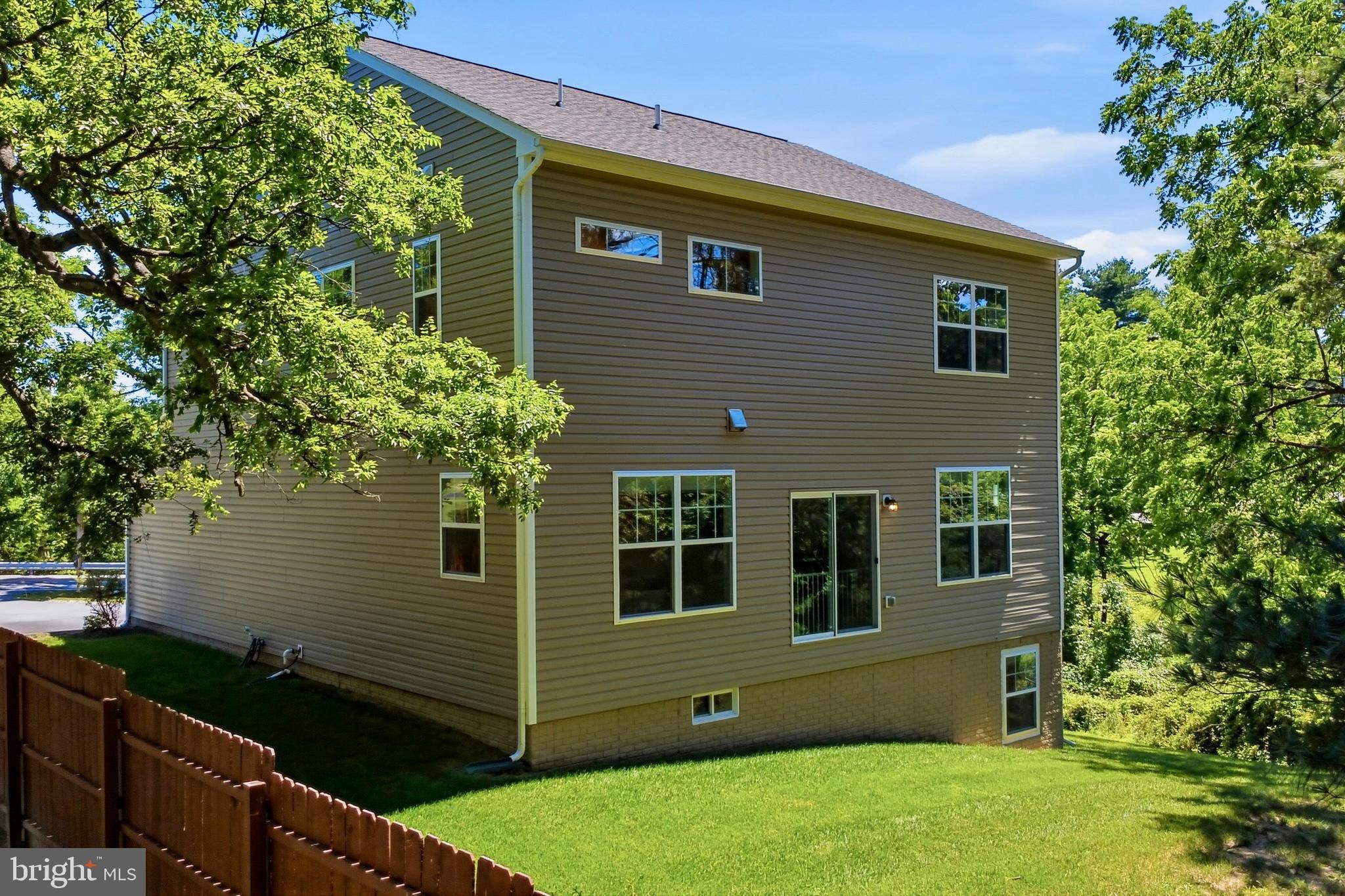 MONTGOMERY KNOLLS - Residential