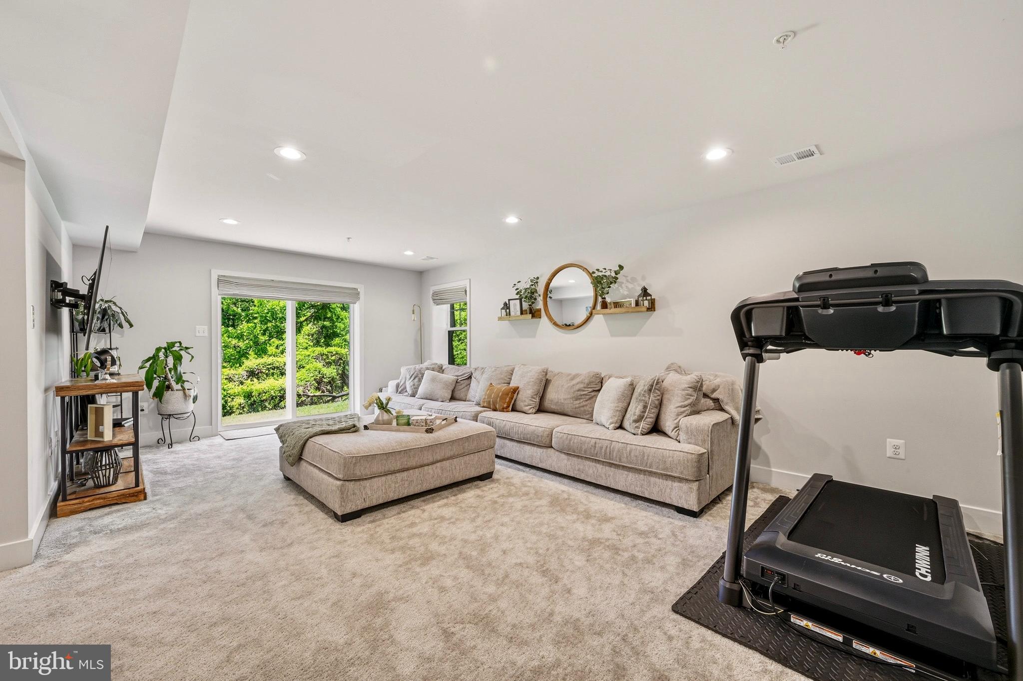 MONTGOMERY KNOLLS - Residential