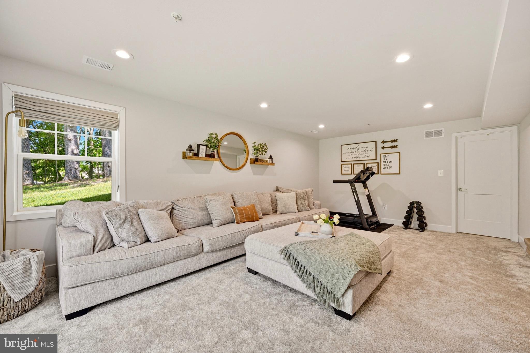 MONTGOMERY KNOLLS - Residential