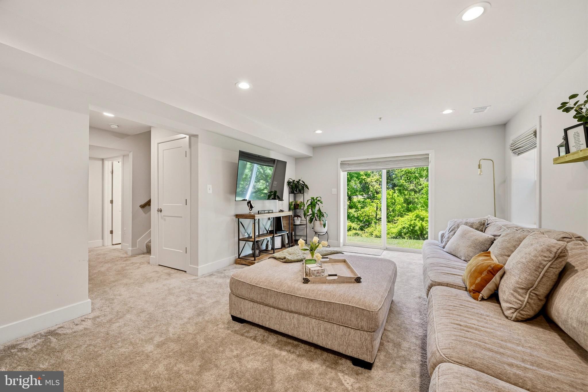 MONTGOMERY KNOLLS - Residential
