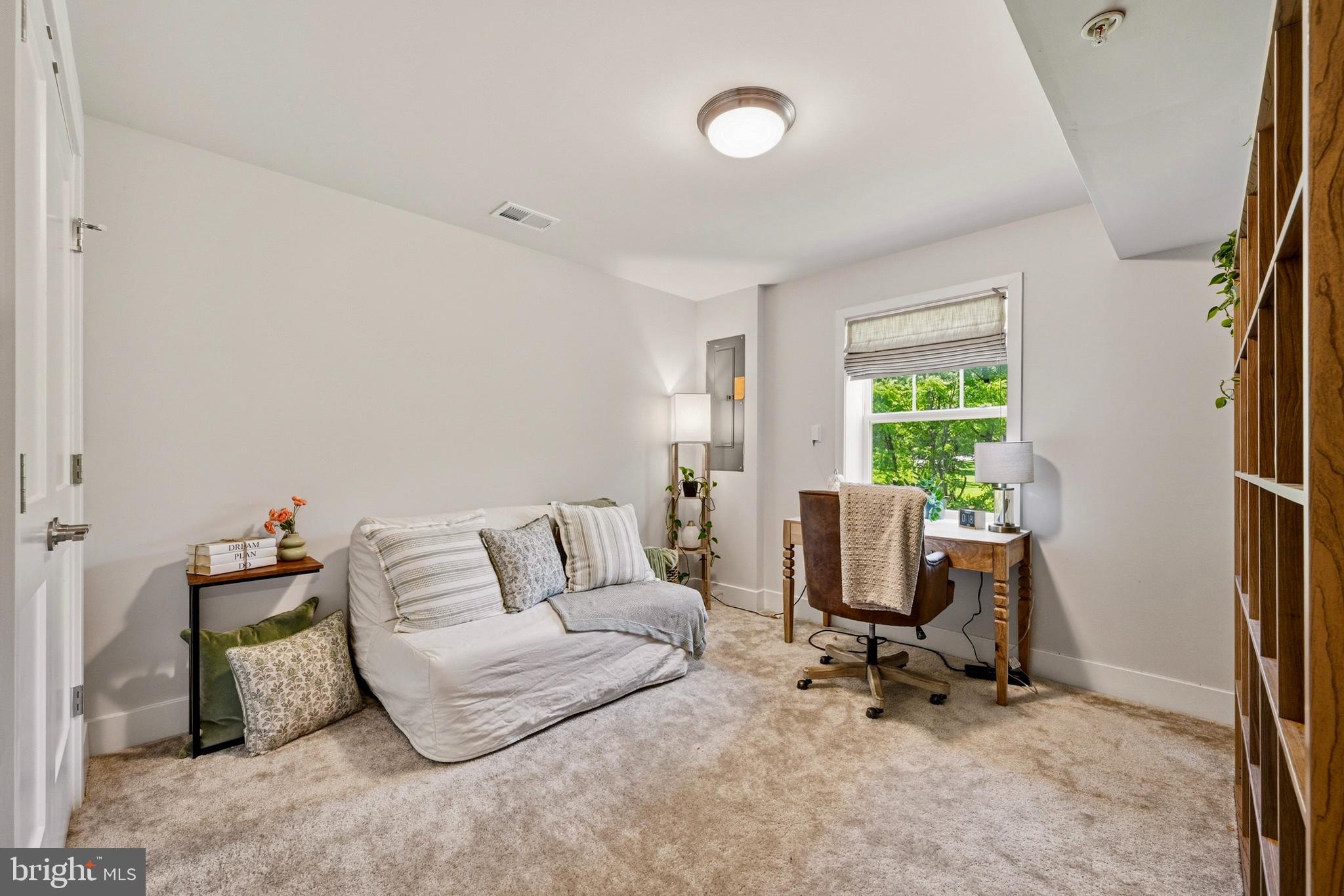 MONTGOMERY KNOLLS - Residential