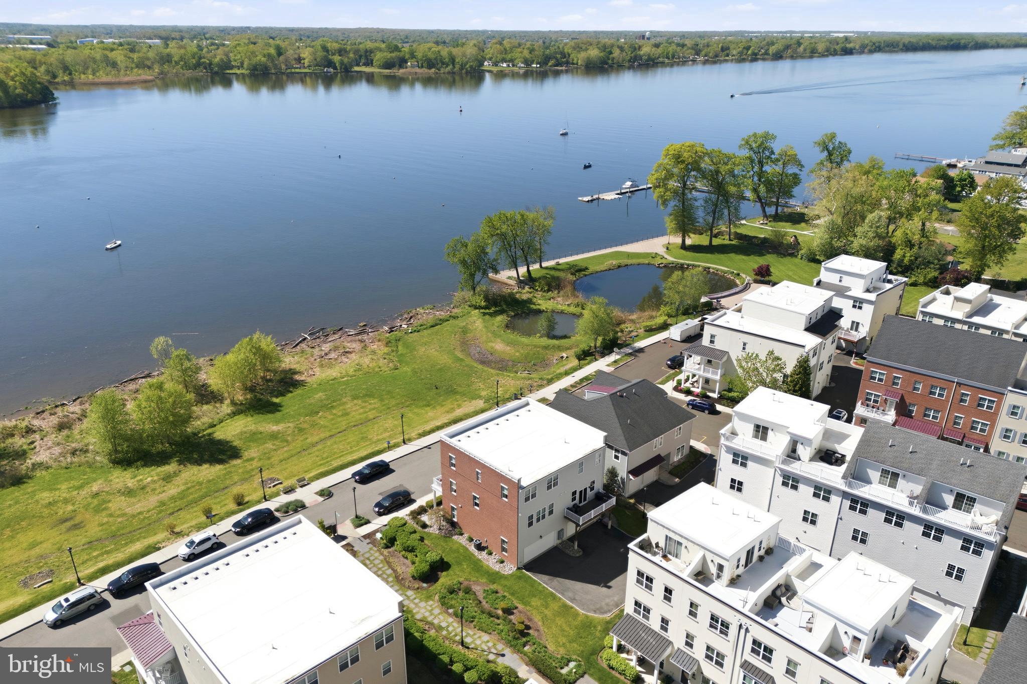 WATERSIDE - Residential