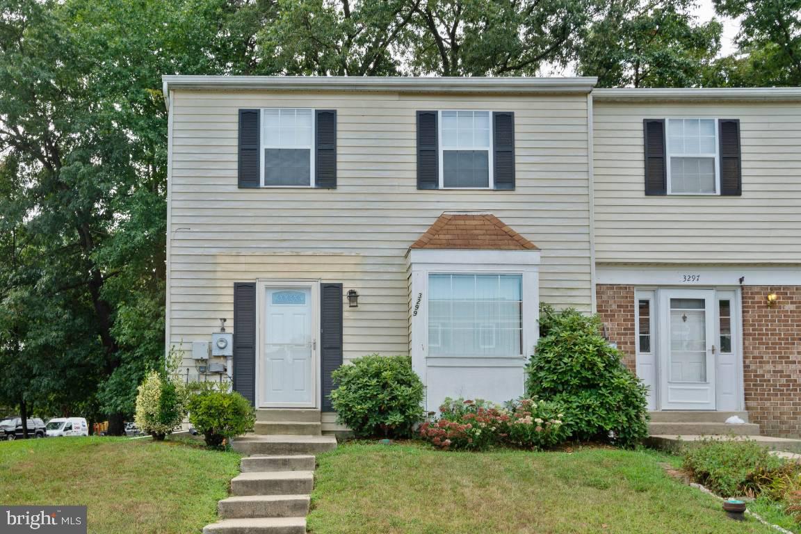 9-21-2019 SHAKY FINANCING ACCEPTING BACK UP OFFERS! Beautiful Well Maintain 2 Level End Townhouse. Featuring a  Step Down Living Room, Separate Dining and Eat in Kitchen.  The Master Bedroom has a Walk in Closet and Two additional Closets.  Full Size Washer and Dryer located on the bedroom level.  Fully fenced in backyard.