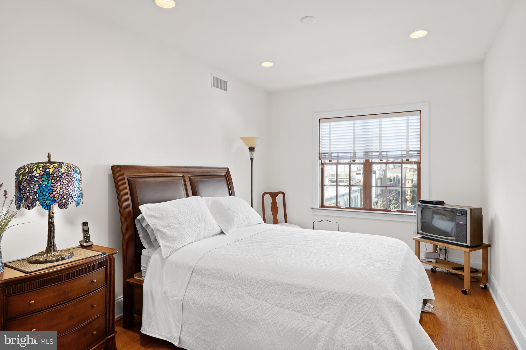QUEEN VILLAGE - Residential