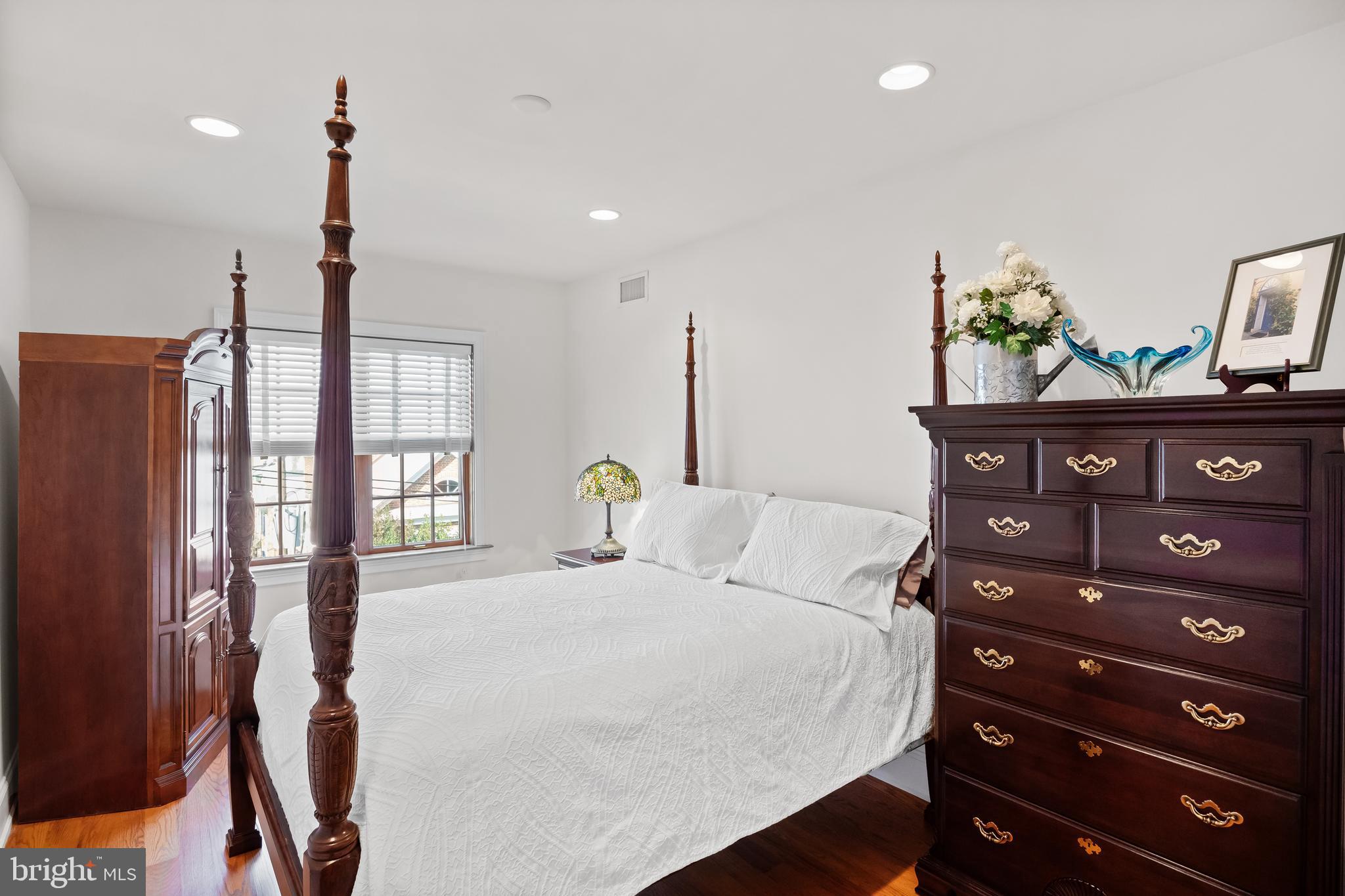 QUEEN VILLAGE - Residential
