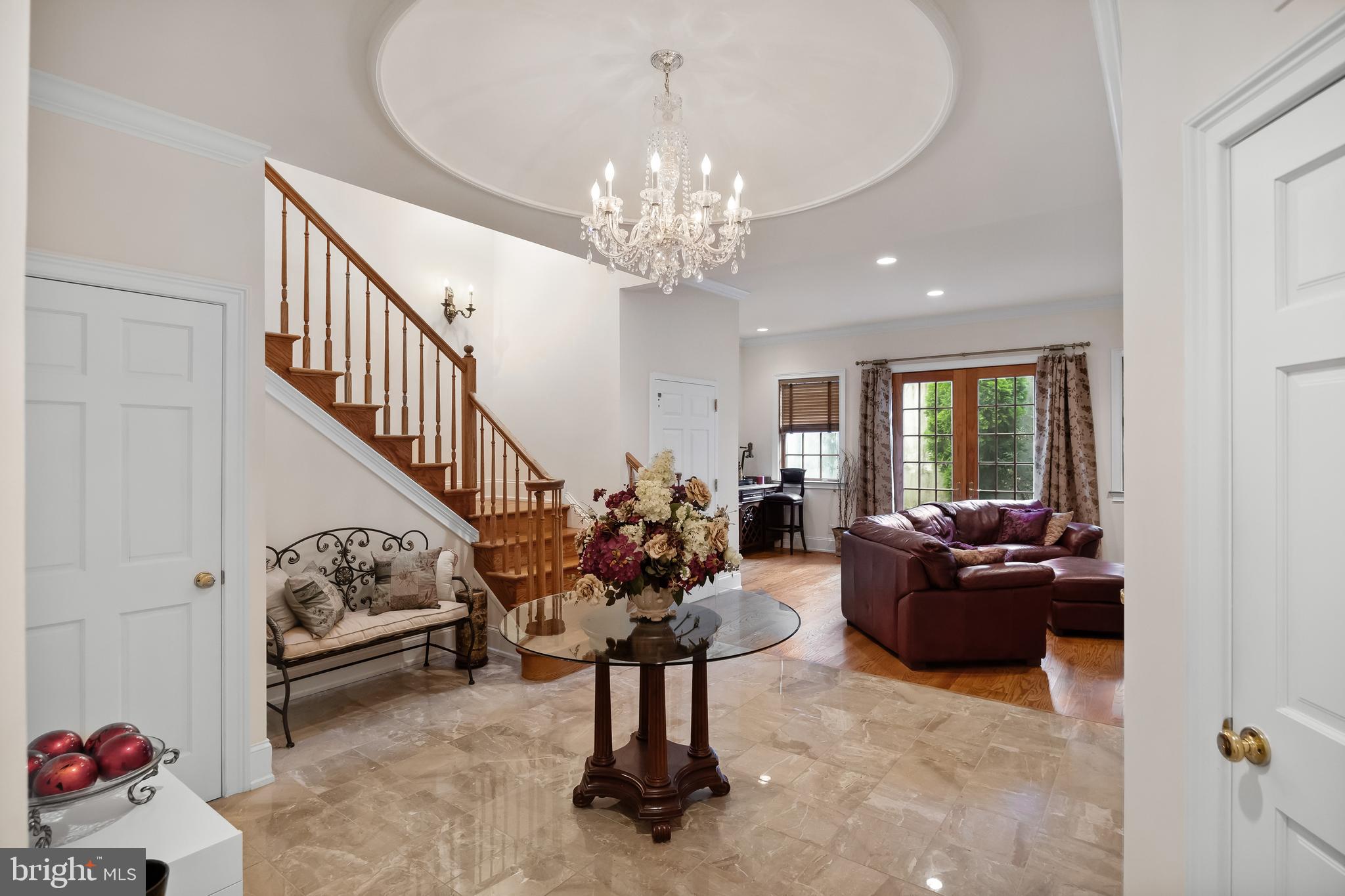 QUEEN VILLAGE - Residential