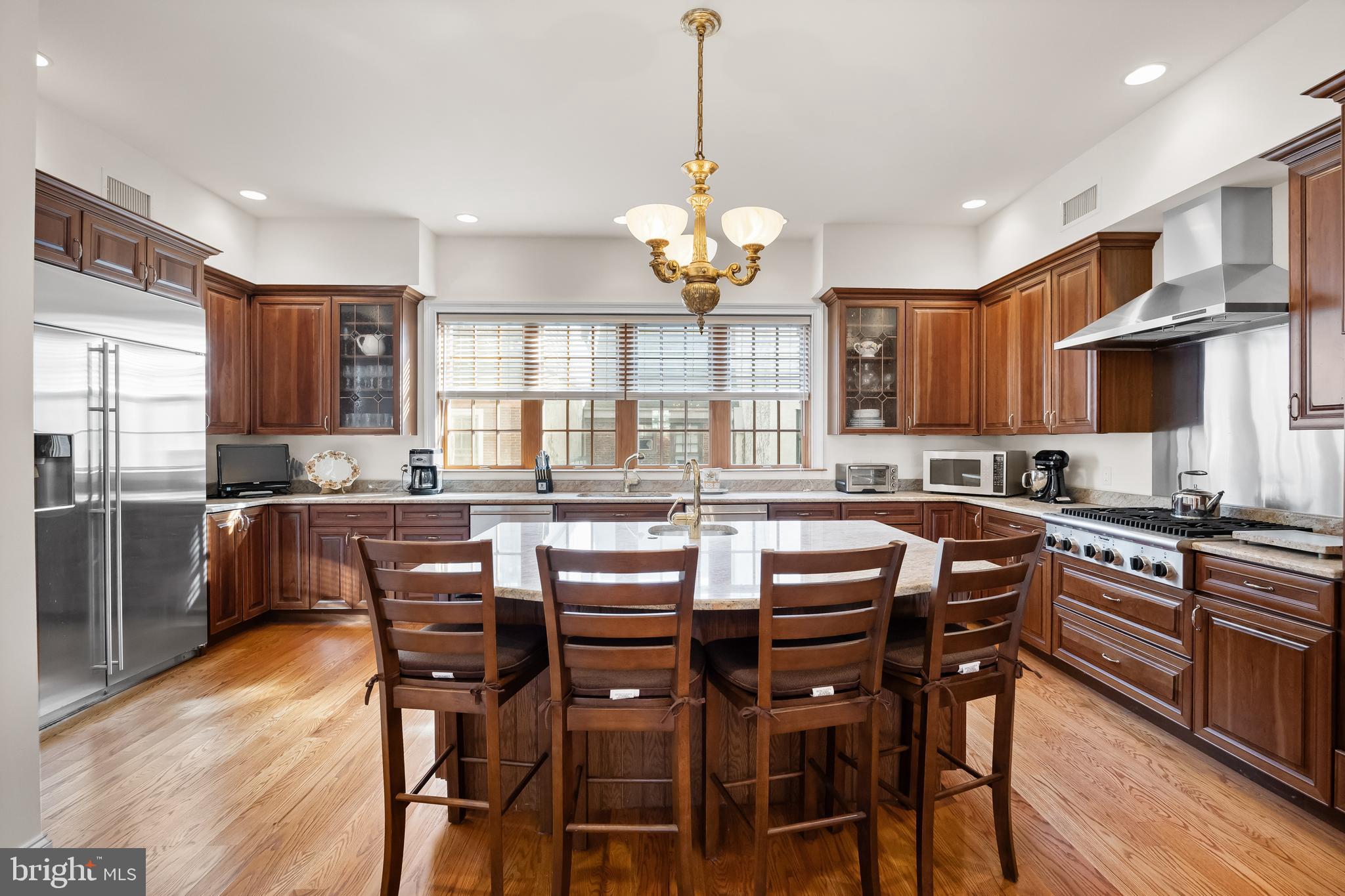 QUEEN VILLAGE - Residential