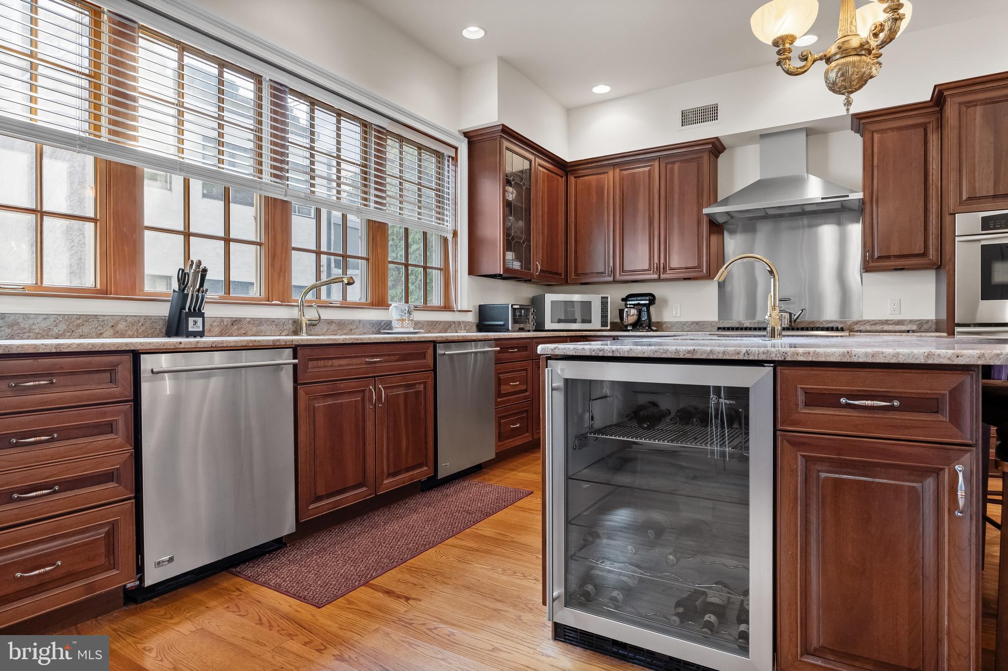 QUEEN VILLAGE - Residential
