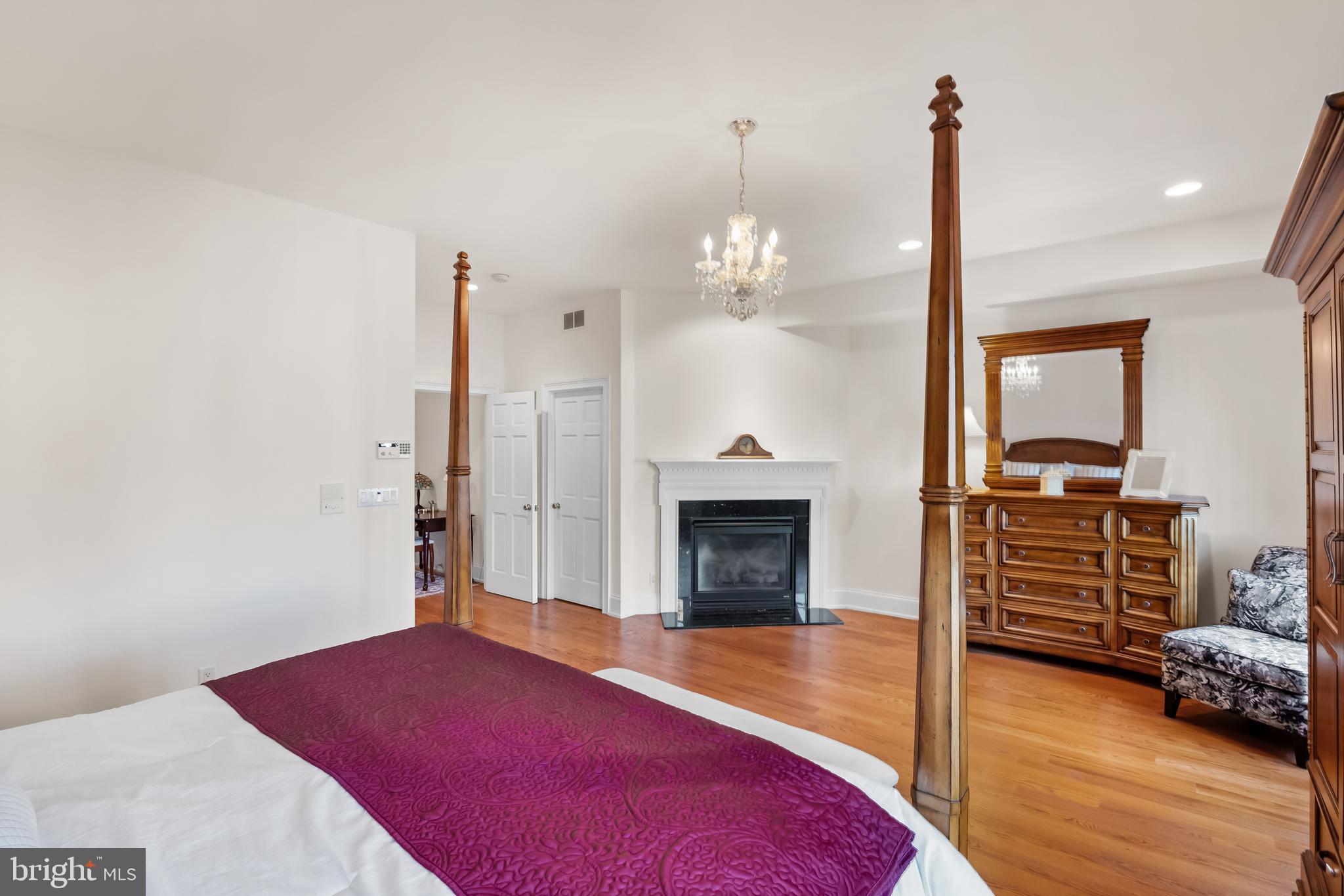 QUEEN VILLAGE - Residential