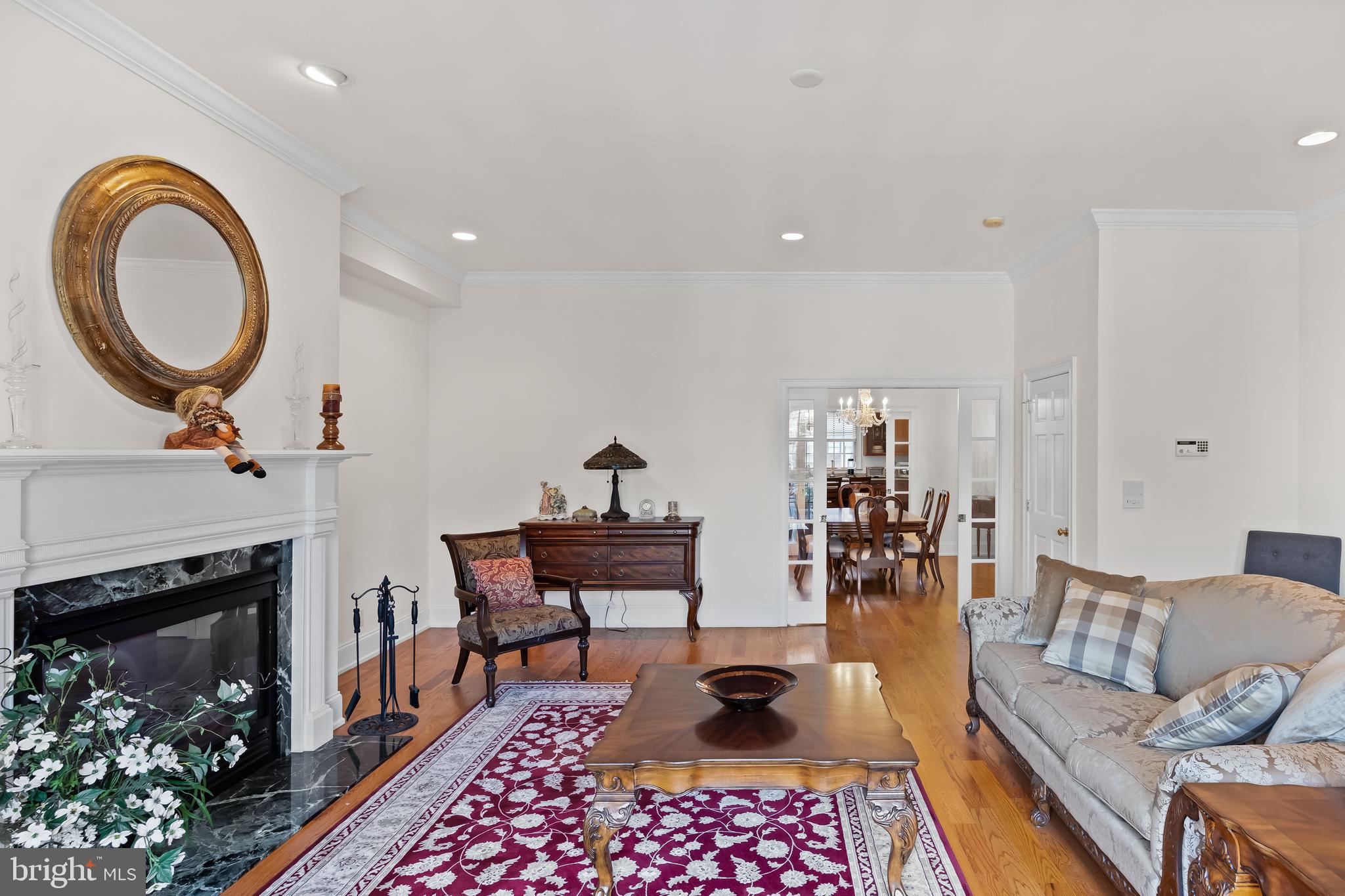 QUEEN VILLAGE - Residential