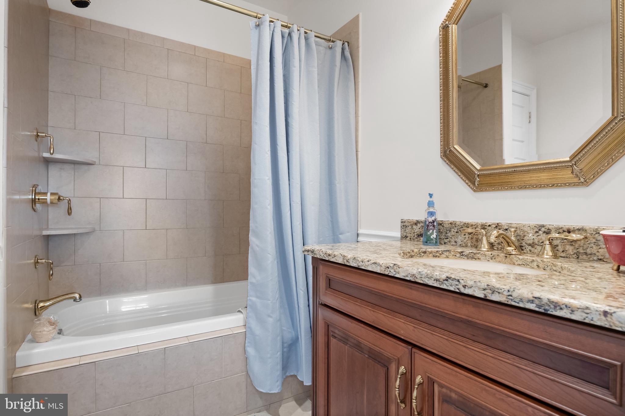 QUEEN VILLAGE - Residential