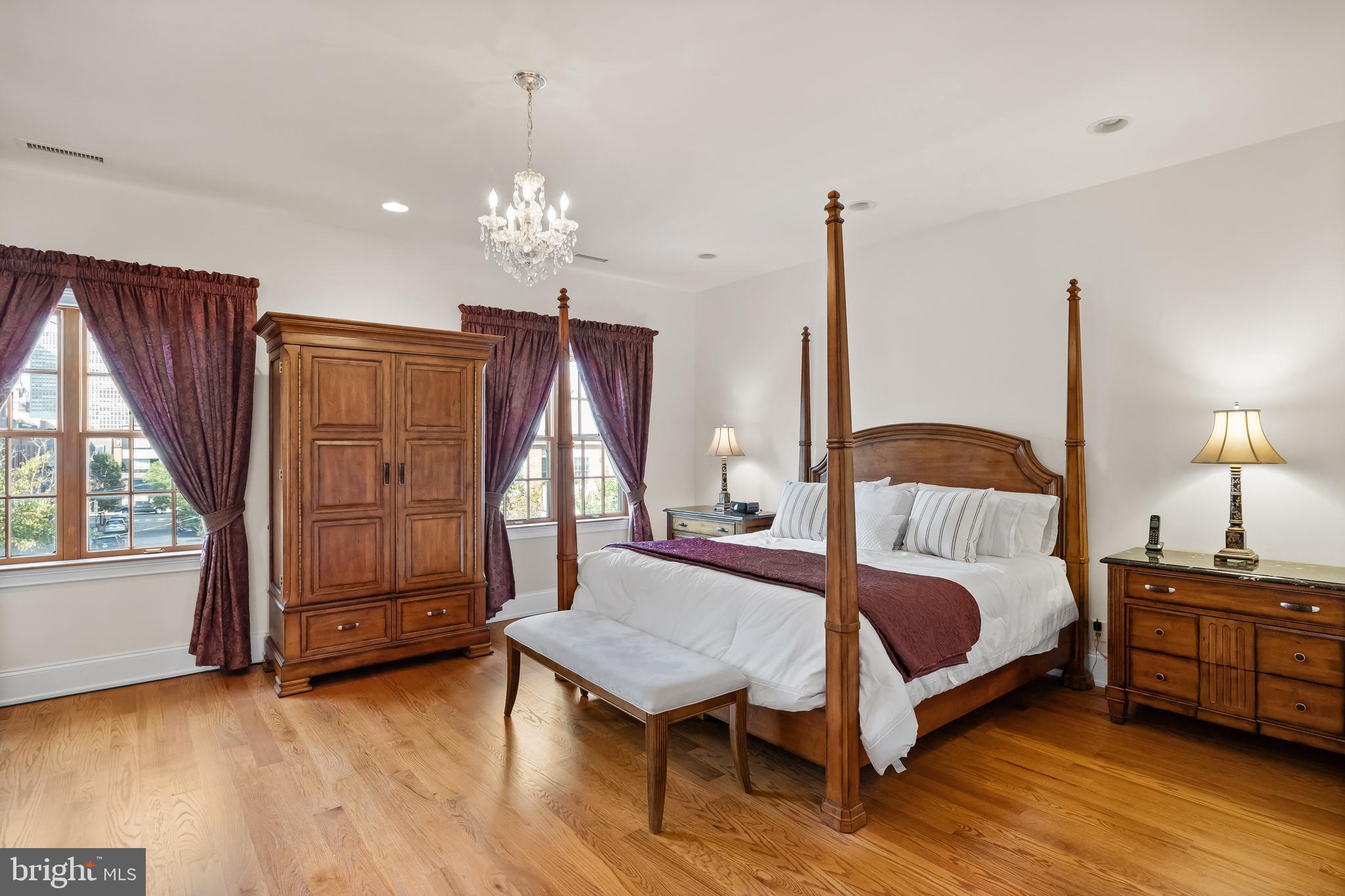 QUEEN VILLAGE - Residential