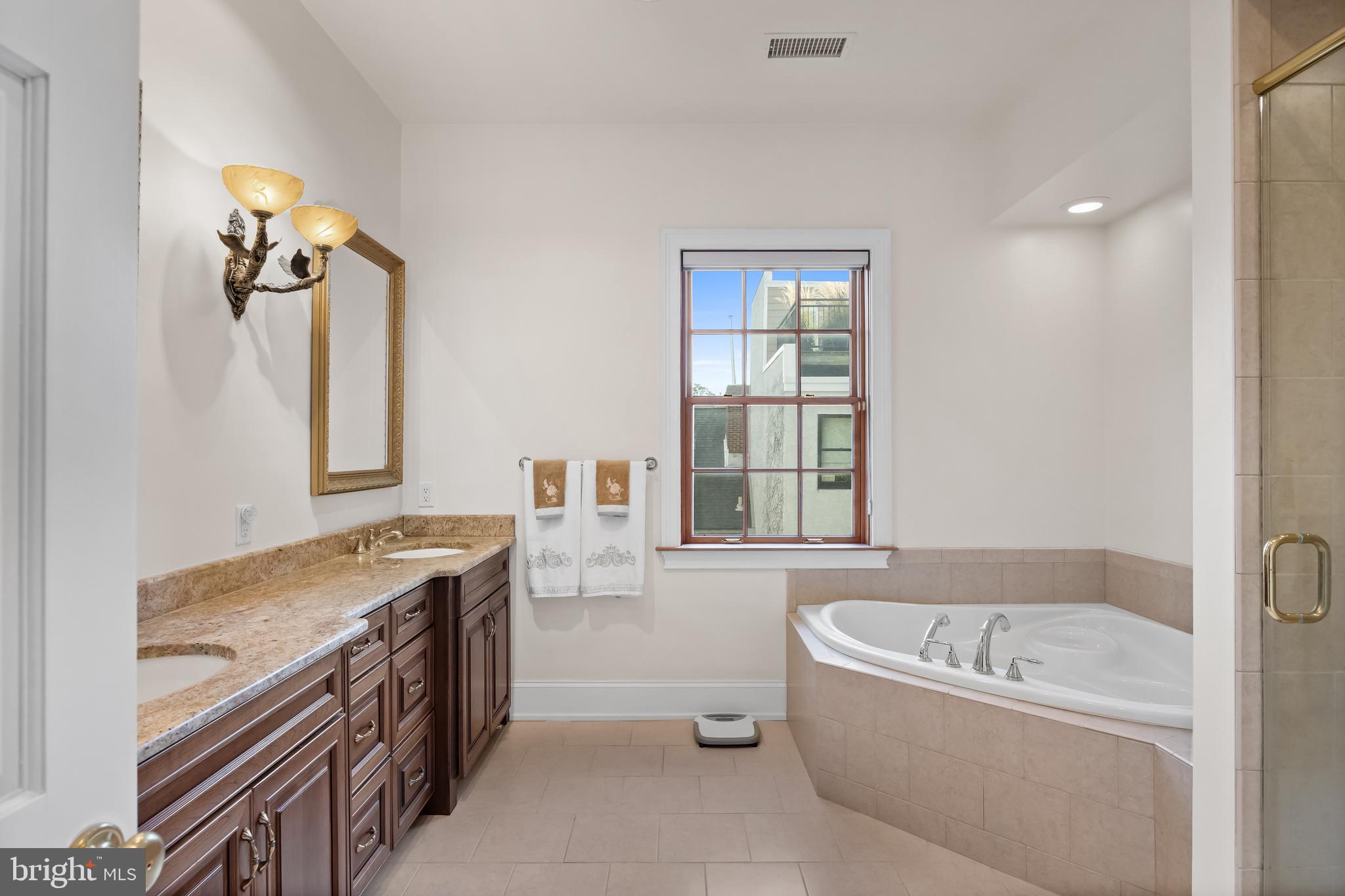 QUEEN VILLAGE - Residential