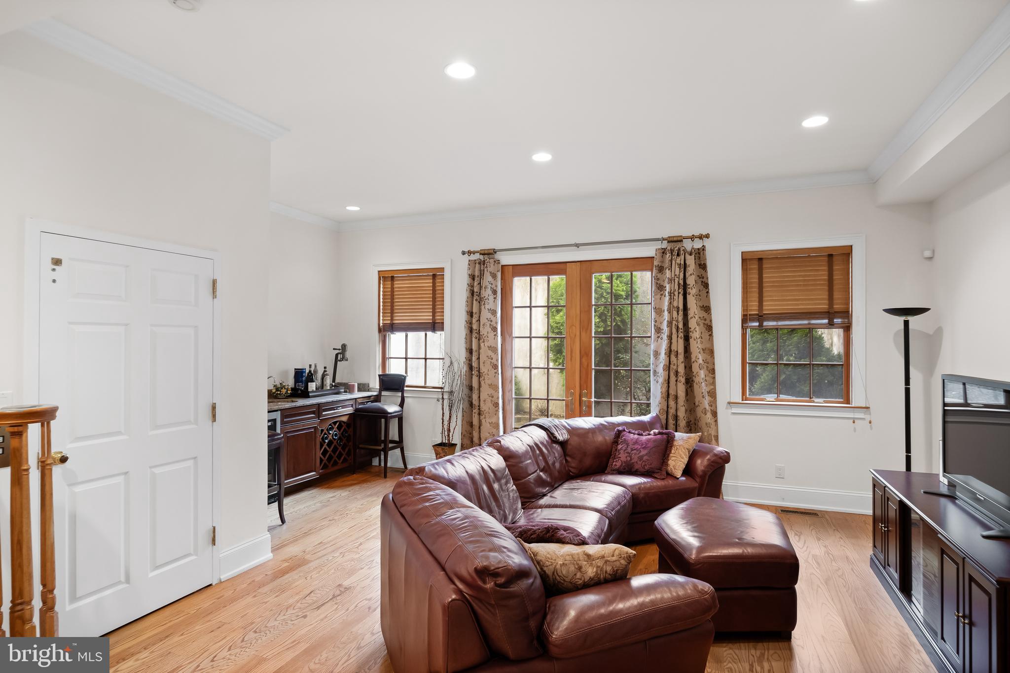 QUEEN VILLAGE - Residential
