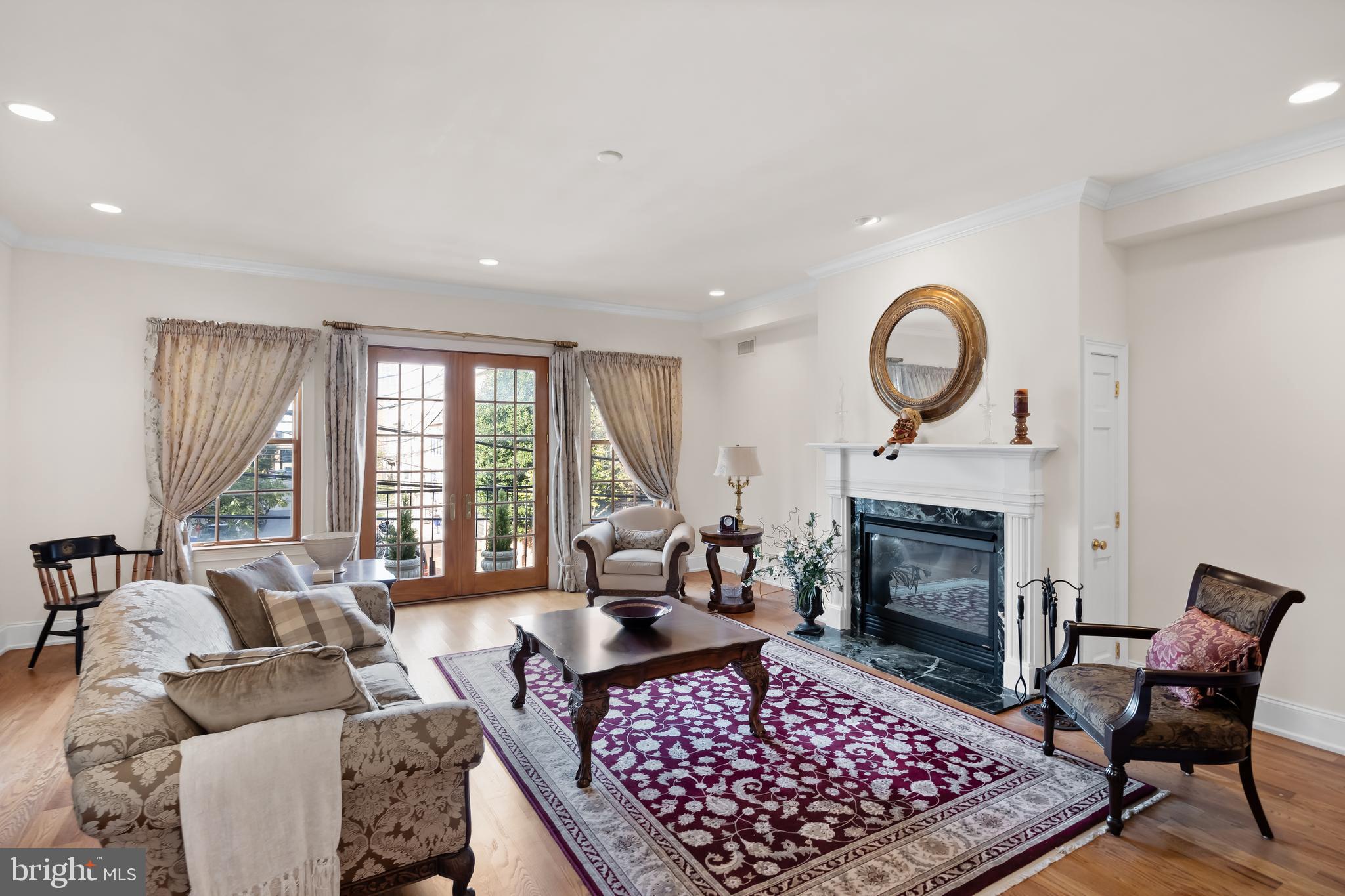QUEEN VILLAGE - Residential