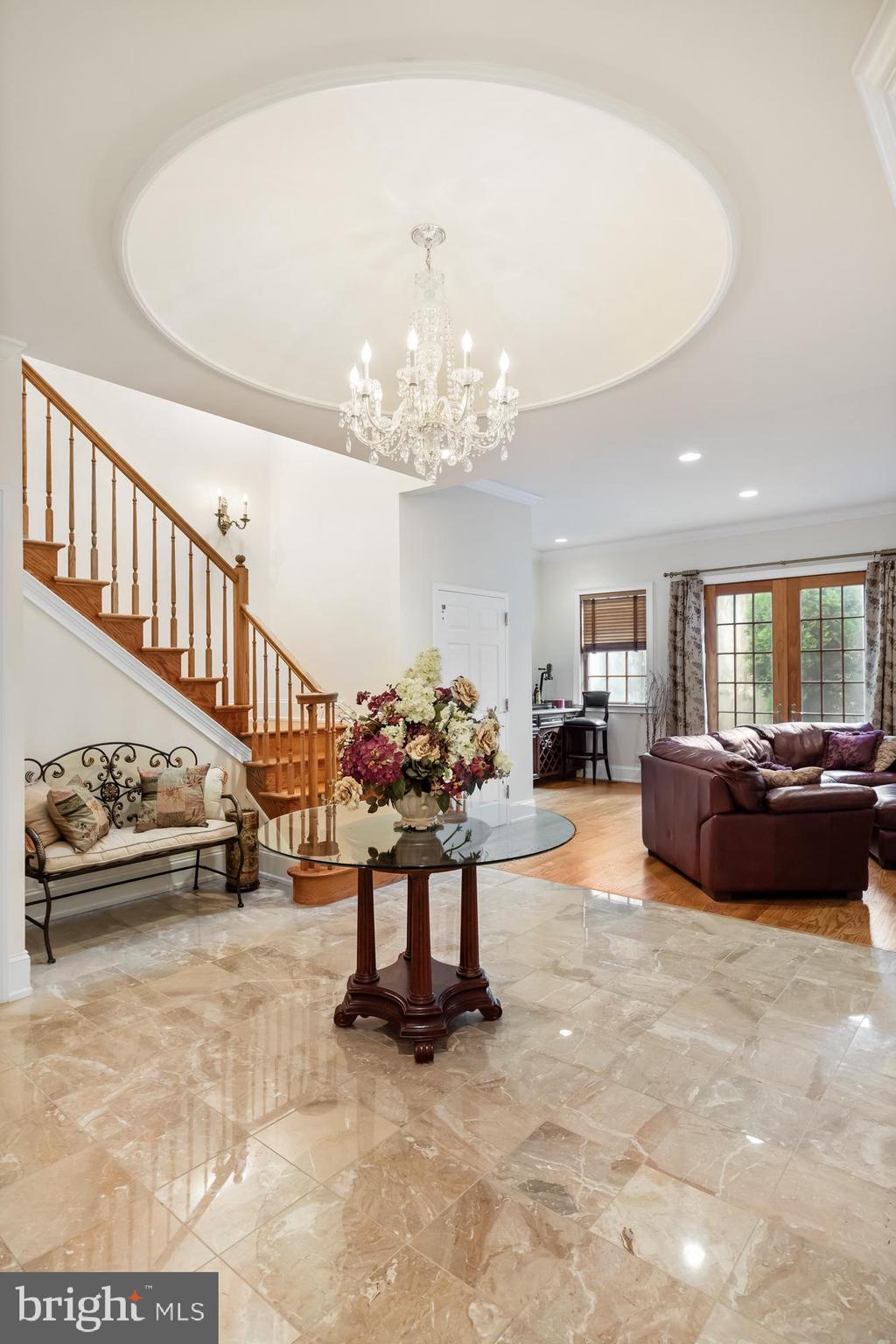 QUEEN VILLAGE - Residential