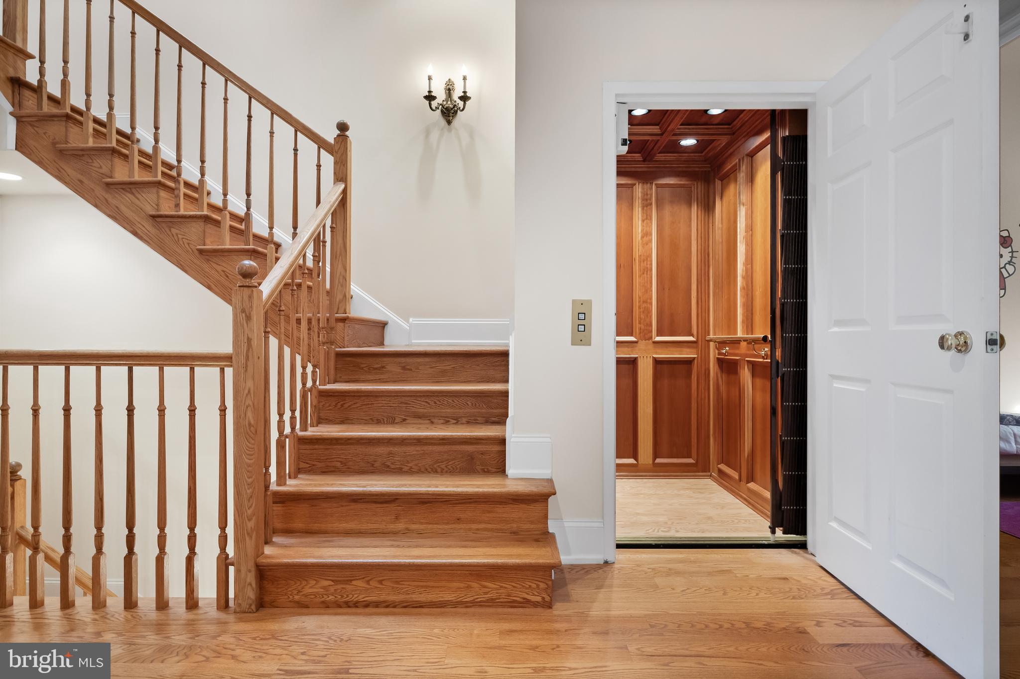 QUEEN VILLAGE - Residential