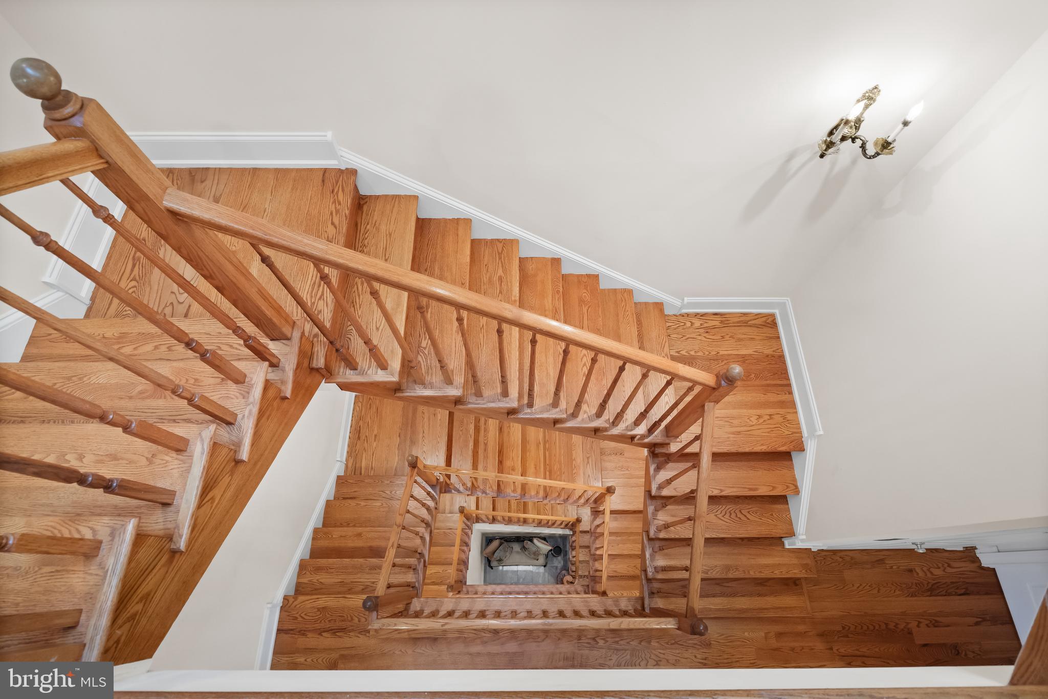 QUEEN VILLAGE - Residential