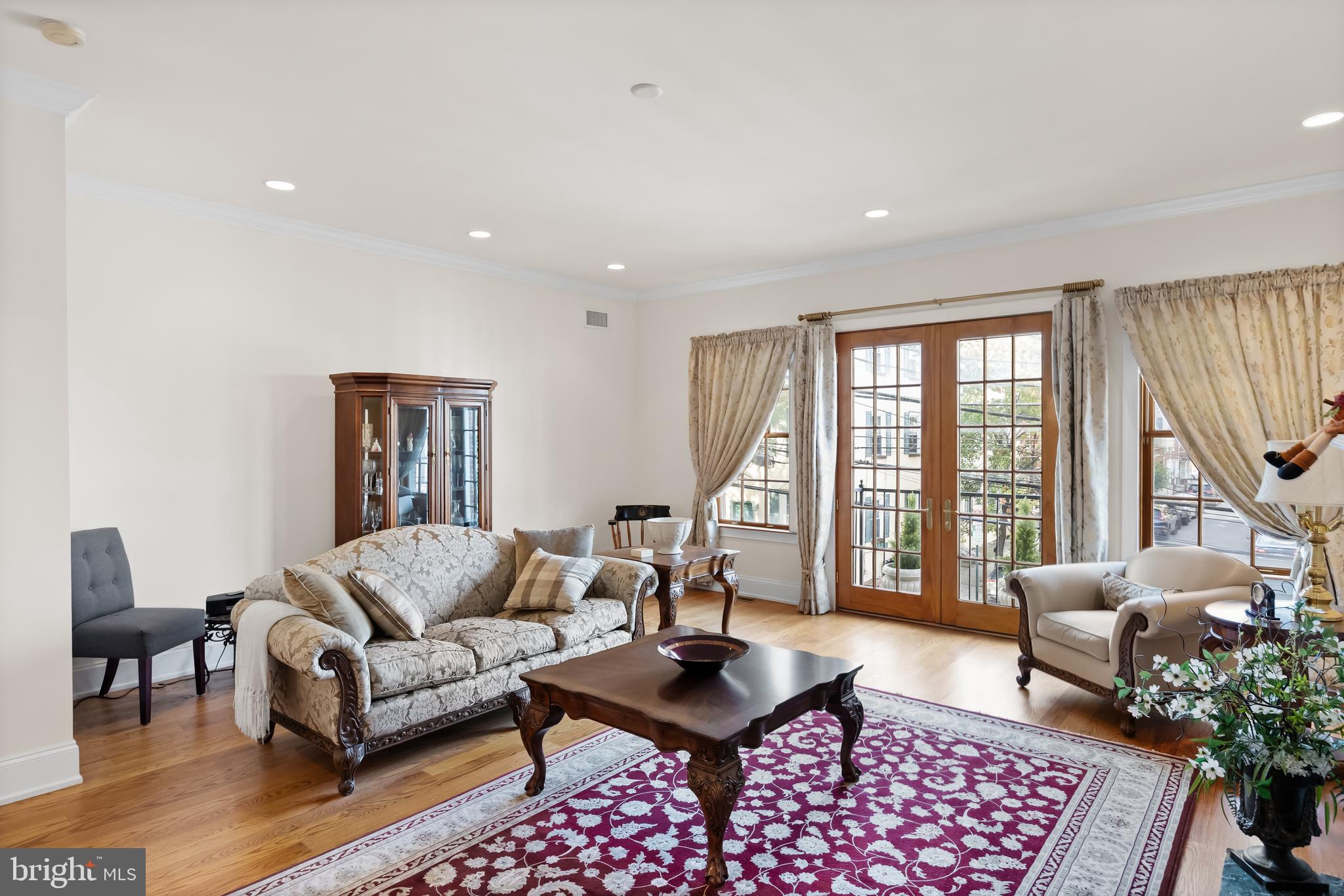 QUEEN VILLAGE - Residential