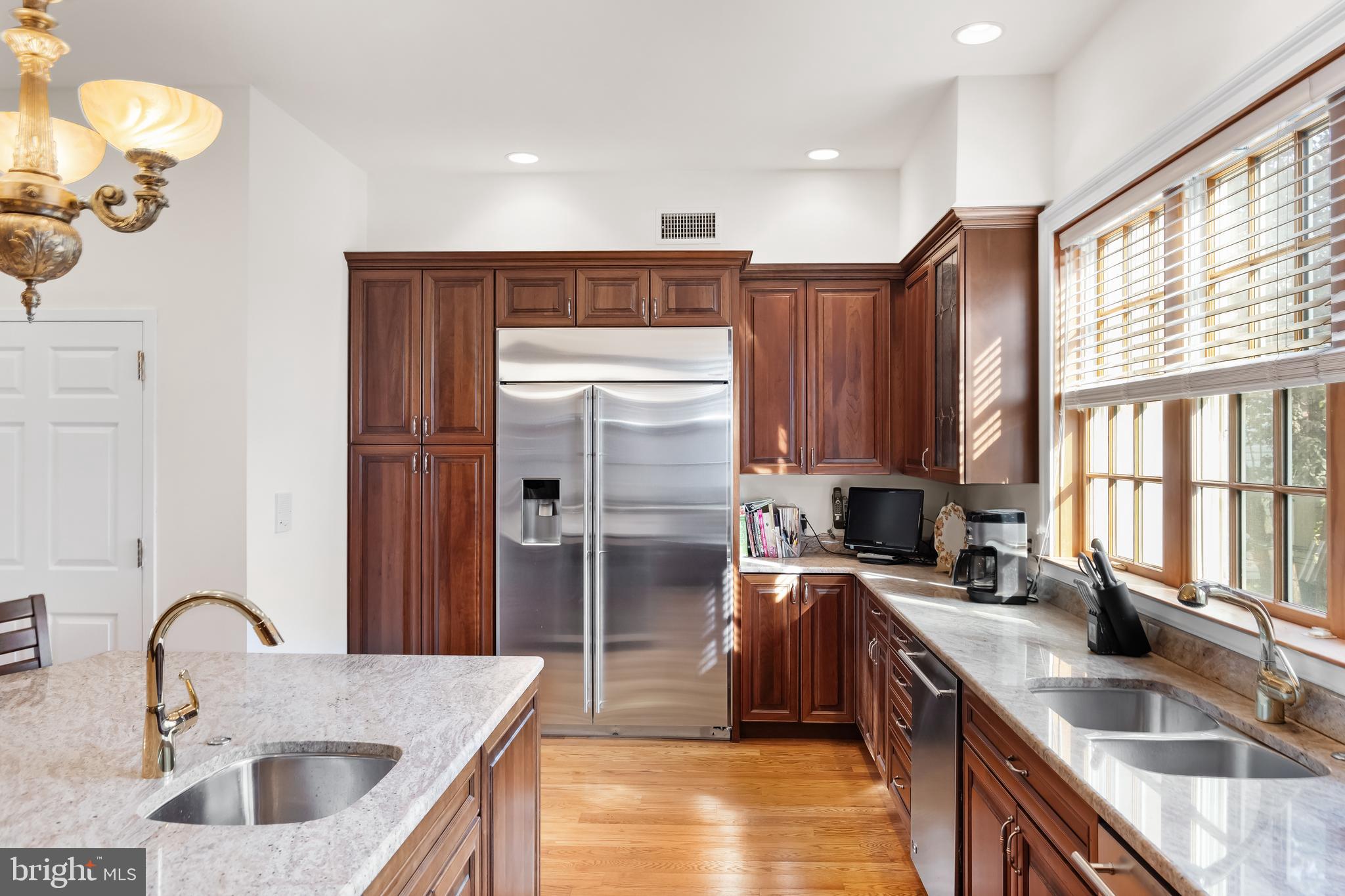 QUEEN VILLAGE - Residential