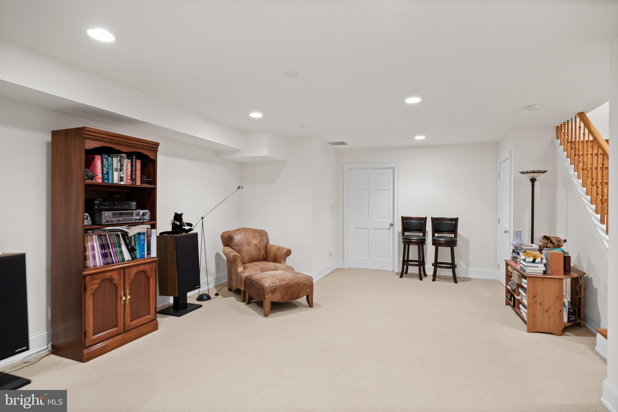 QUEEN VILLAGE - Residential